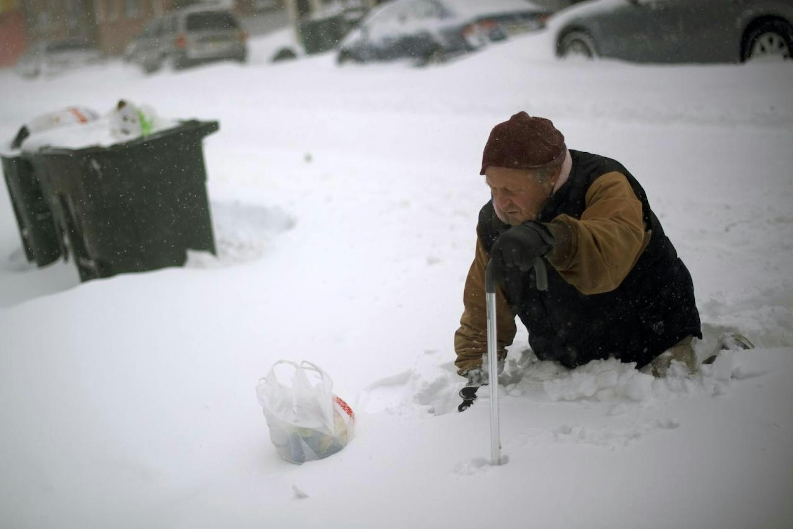 Thom Meyers (67) kämpft sich durch den Schnee in Atlantic City (New Jersey).