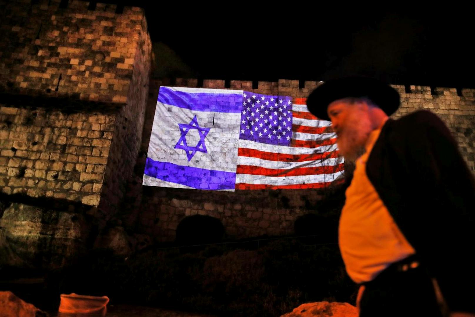 Bereits 1995 hatte der US-Kongress ein Gesetz über die Verlegung der Botschaft nach Jerusalem verabschiedet. Doch dies wurde bislang per präsidentiellem Dekret verhindert. Dieses musste jedes halbe Jahr erneuert werden, Trump ist der erste US-Präsident der die Frist dazu verstreichen ließ.