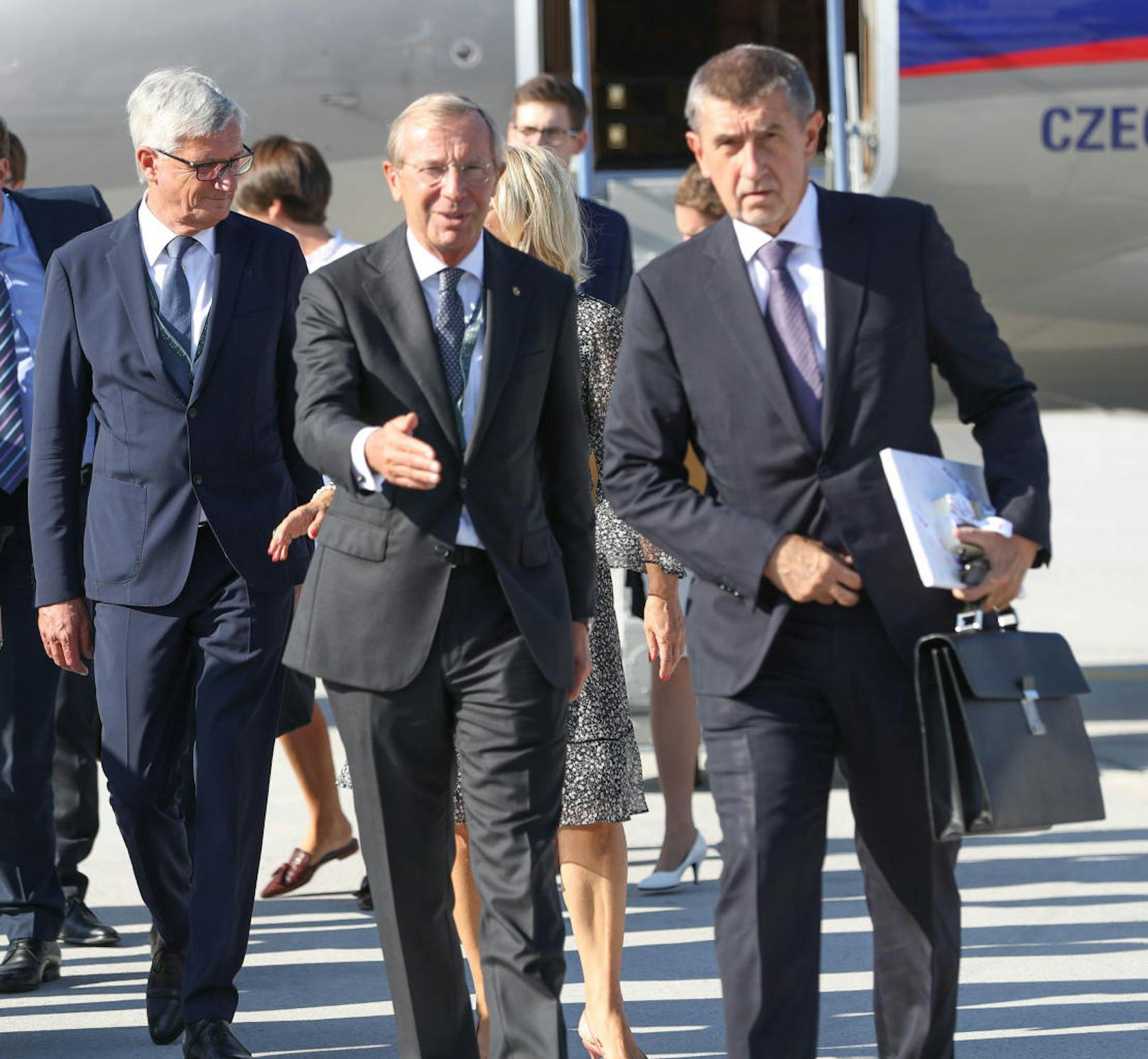Der tschechische Premierminister Andrej Babis (r.) bei der Begrüßung durch Salzburgs Landeshauptmann Wilfried Haslauer (ÖVP)