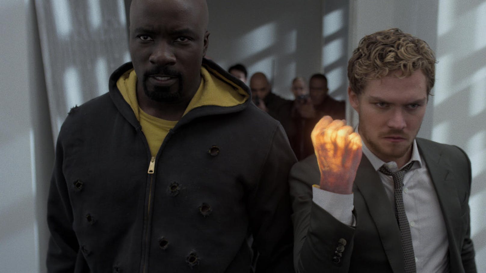 Luke Cage (Mike Colter) und Iron Fist alias Danny Rand (Finn Jones). (Credits: Sarah Shatz)
