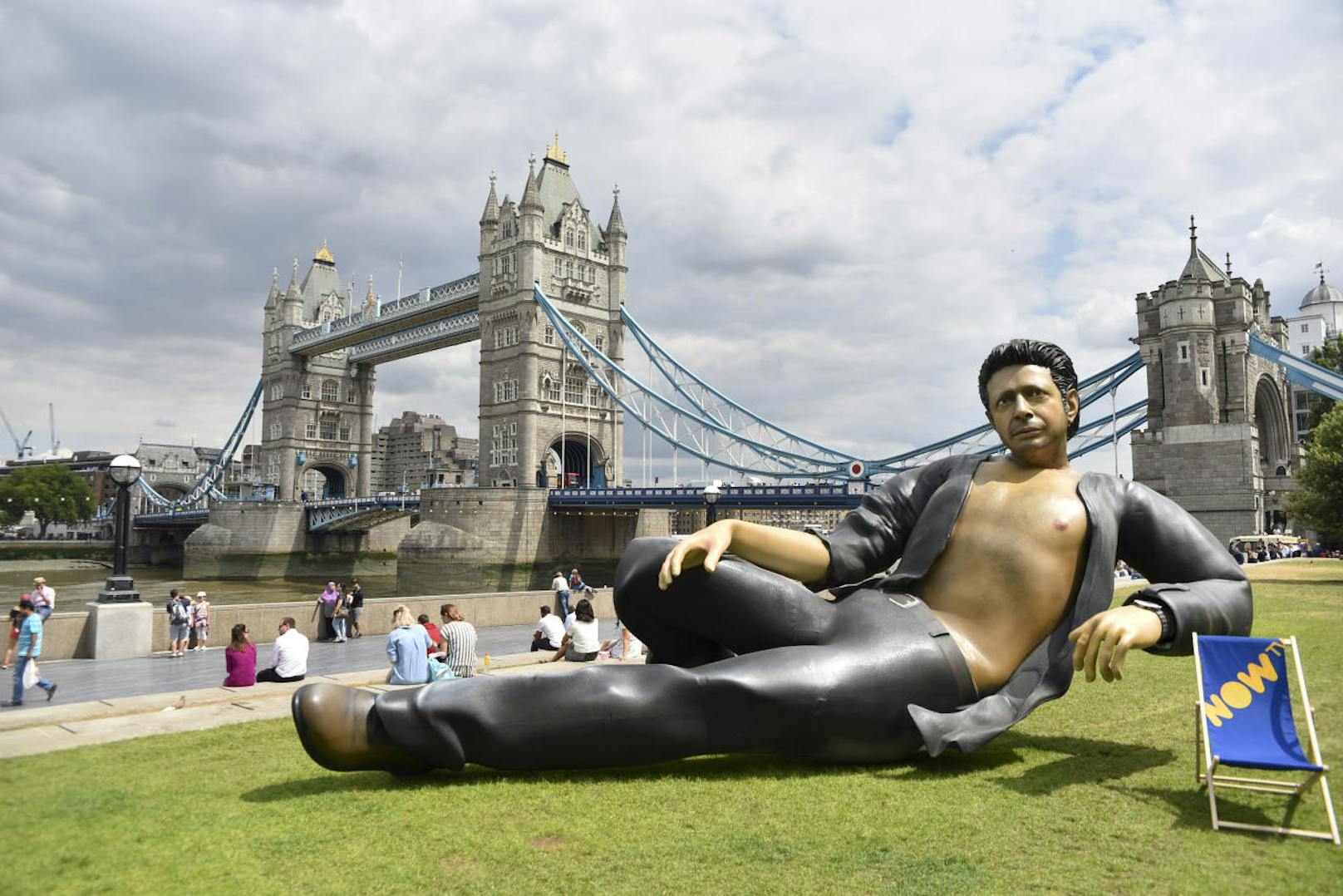 London (im Hintergrund die Tower Bridge) feiert das 25. Jubiläum von Jurassic Park mit einer riesigen Statue von Jeff Goldblum (Dr. Ian Malcolm) in seiner ikonischen Pose mit nacktem Oberkörper. 