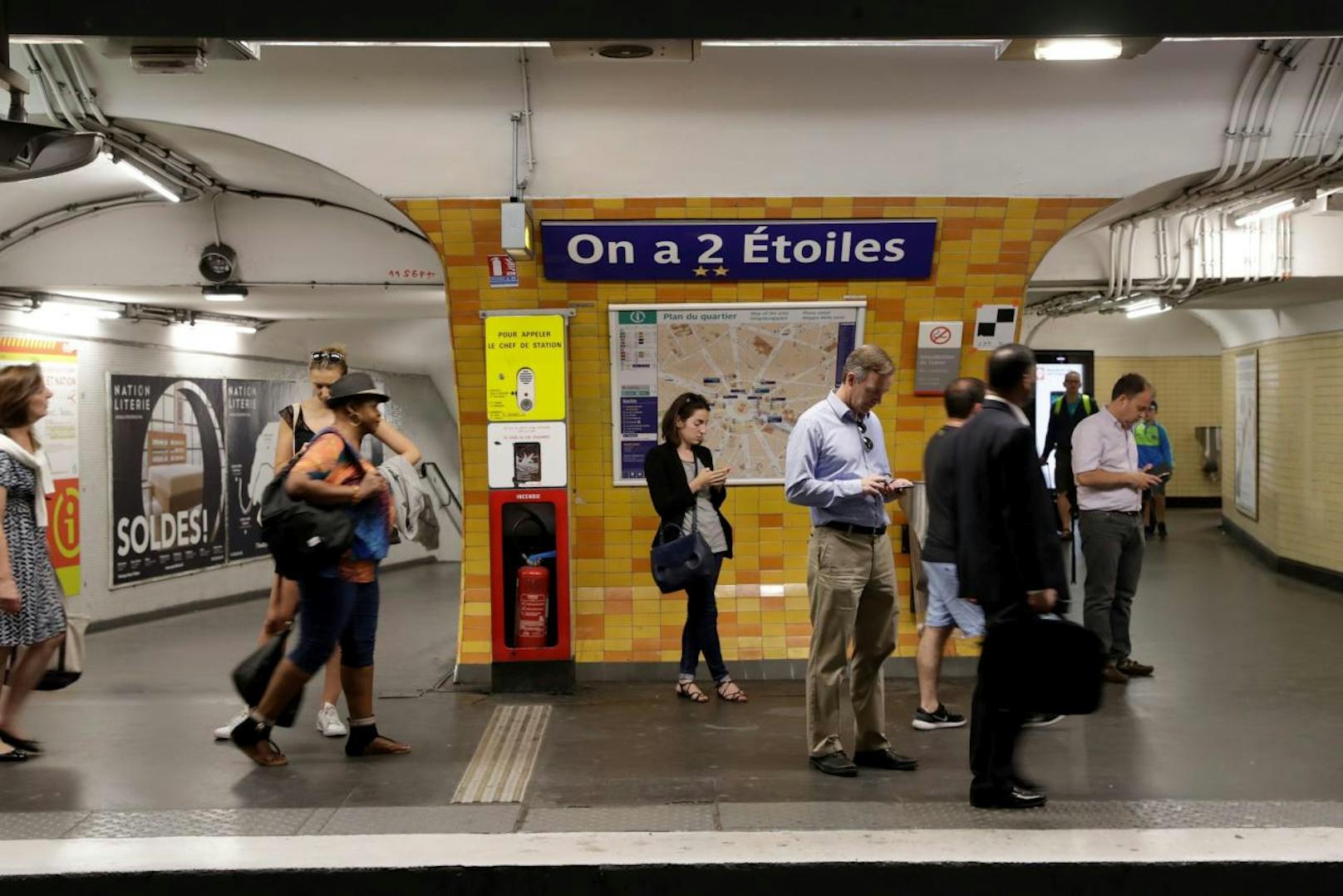 Statt "Etoile" (Stern) heißt die Metro Station nun "Wir haben 2 Sterne".