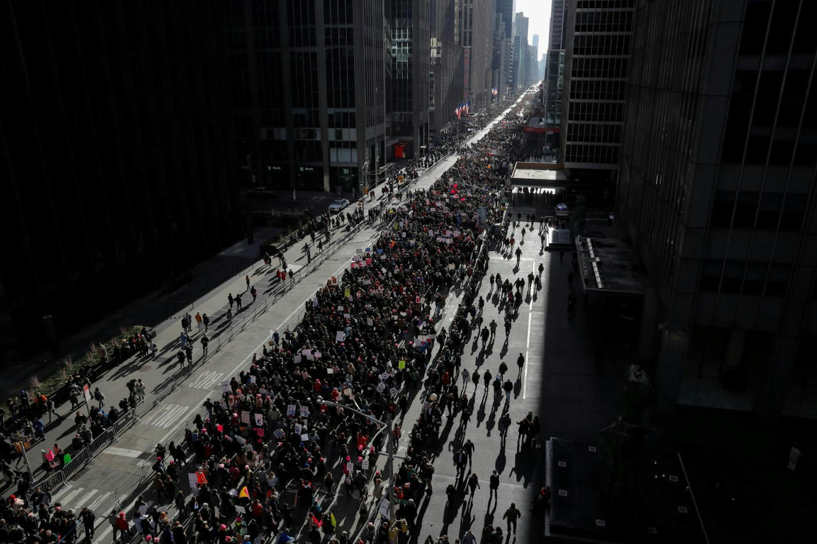 Die Menschenmassen wälzen sich über die 6. Straße in Manhattan, New York. Hunderttausende gingen in mehreren Städten auf die Straße