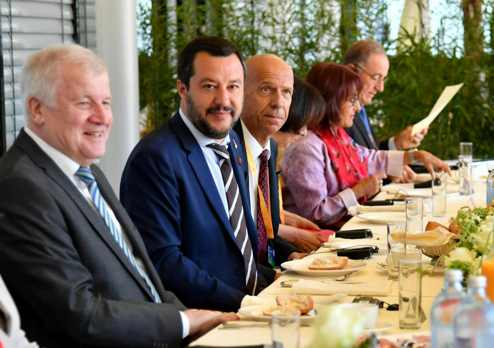 Beim Frühstück vor der nächsten Arbeitssitzung ist die Stimmung noch locker. Im Bild: Die Innenminister (v.l.) Horst Seehofer (GER) und Matteo Salvini (ITA) am Donnerstag, 12. Juli 2018.