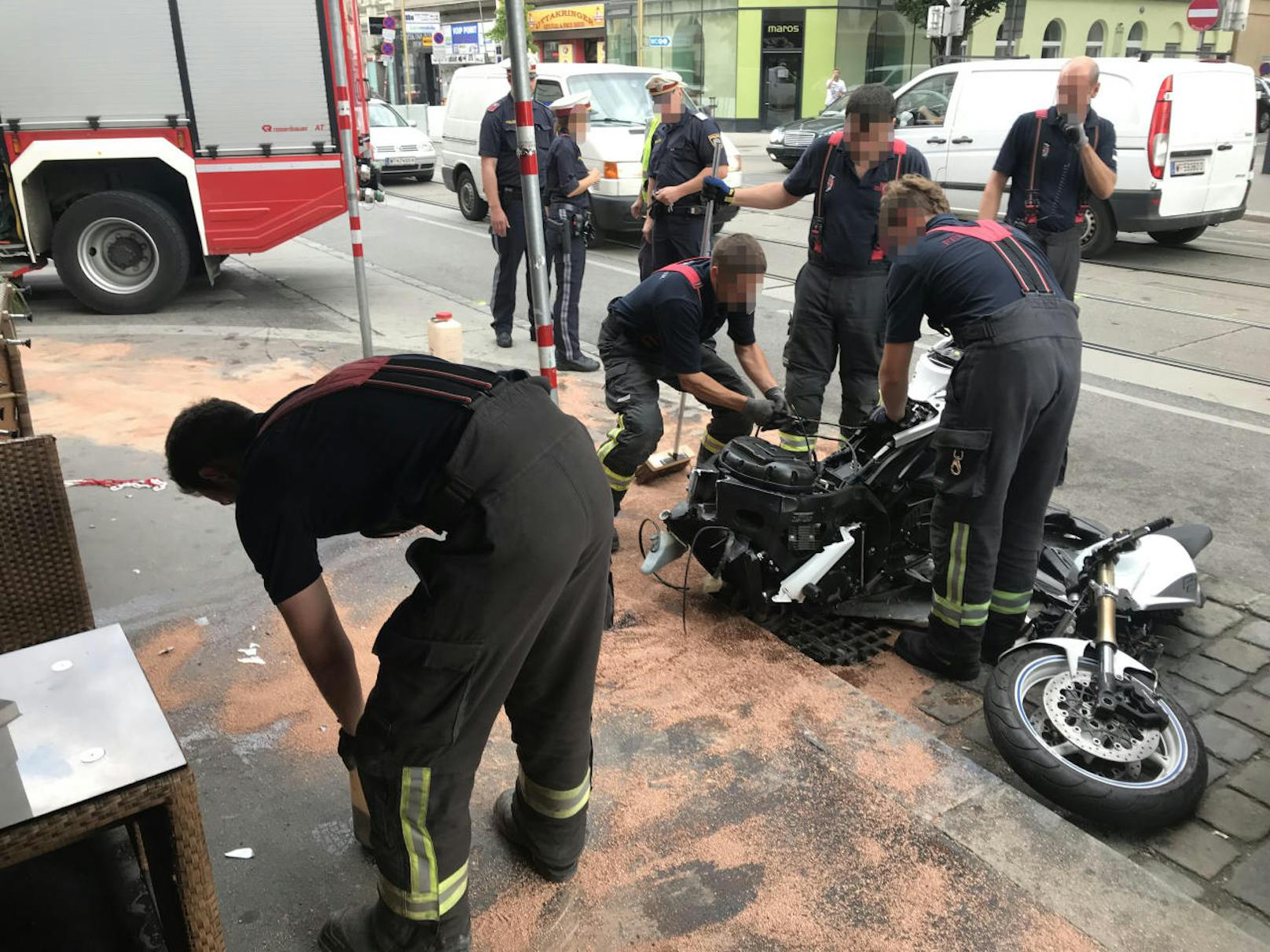 Am Dienstagnachmittag kam es zu einem schweren Verkehrsunfall auf der Ottakringer Straße. Ein junger Biker kämpft um sein Leben.