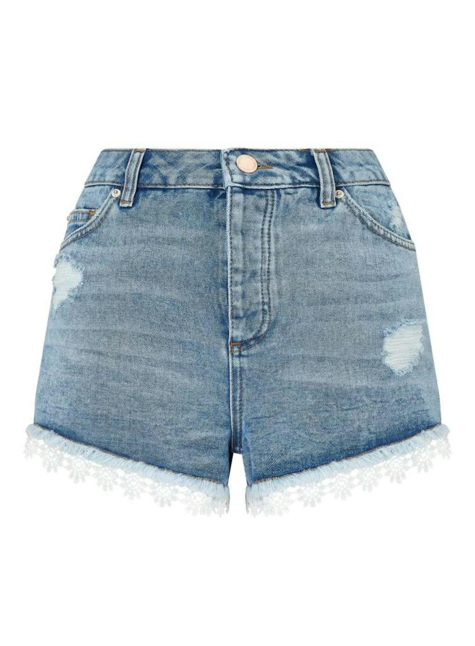 Wie die Dr Martens gehören auch die Jeans Shorts zu den Must-Haves, die auf keiner Festival-Packliste fehlen dürfen. (Foto: Miss Selfridge)