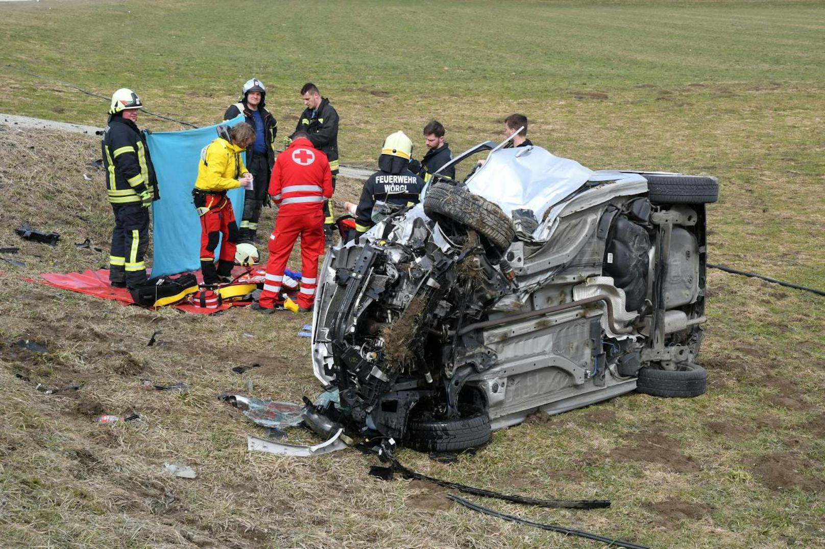 Der Insasse des zweiten Unfallfahrzeugs, eines Mercedes, wurde ebenfalls verletzt.
