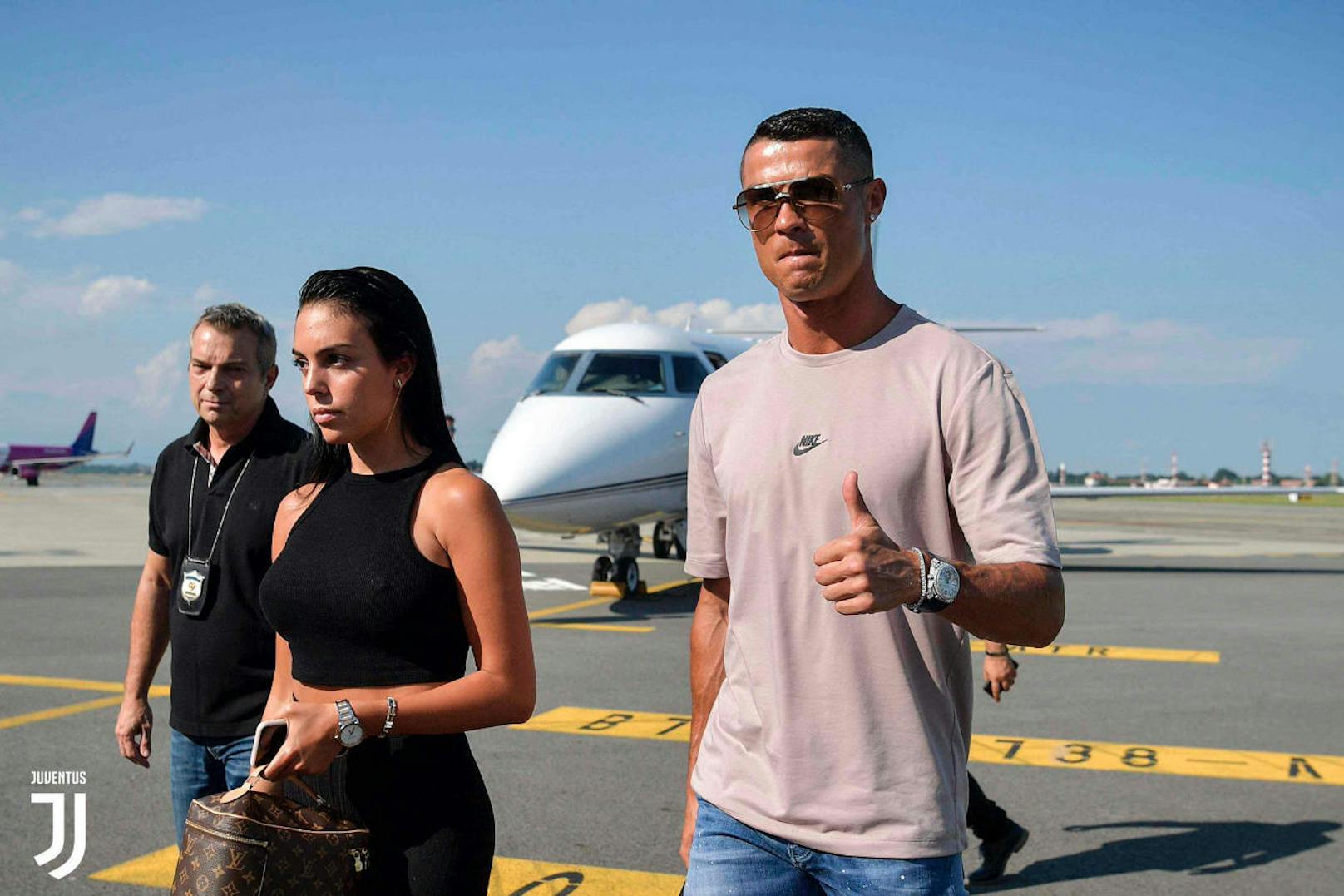 Ronaldo mit Freundin Georgina Rodriguez am Flughafen.