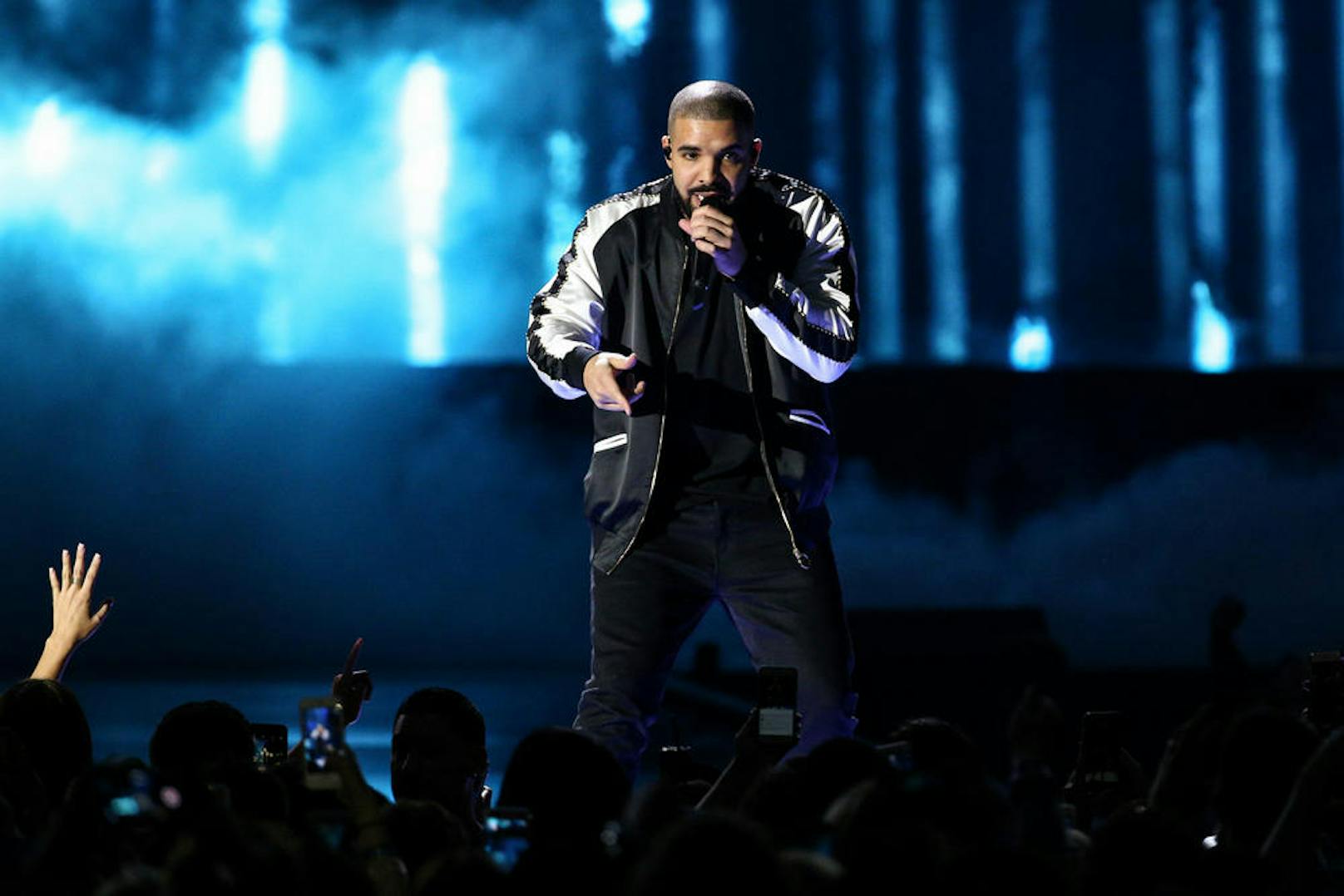 <b>154</b>
Mit 154 Tracks hat Drake als Solo-Künstler die meisten Chart-Songs in der Geschichte der Billboard Hot 100 und schlägt damit...