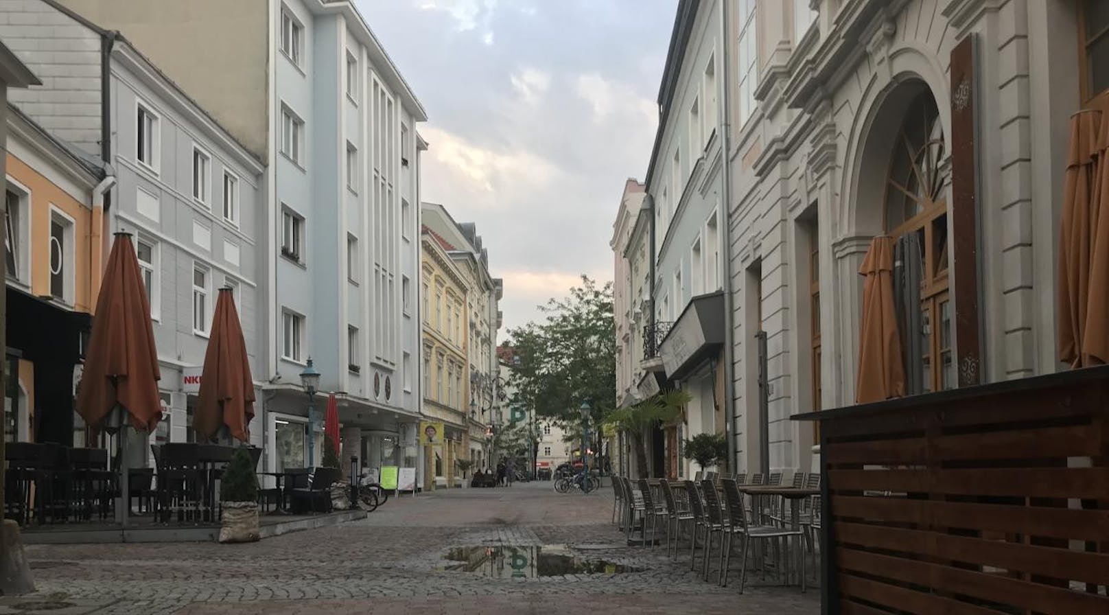Vor Lokal in Wiener Straße wurde 42-Jähriger von 5 jungen Männern attackiert.