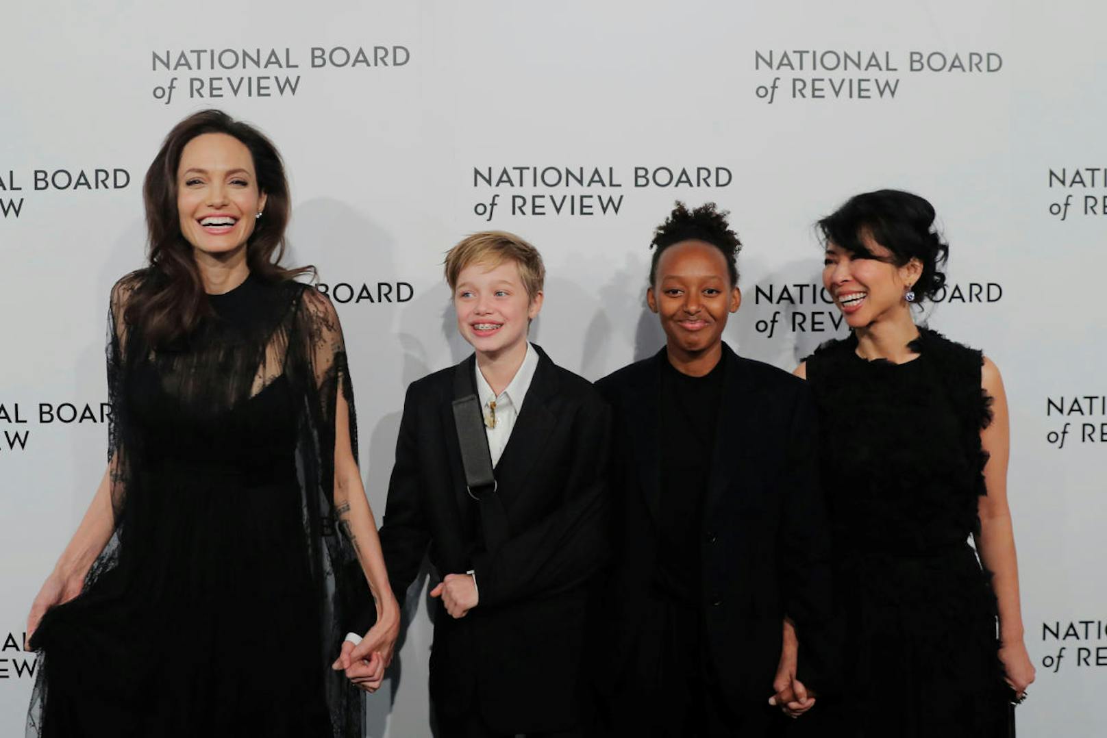 Angelina Jolie mit Shiloh Jolie-Pitt und Zahara Jolie-Pitt sowie der Menschenrechtsaktivistin Loung Ung bei der National Board of Review Gala