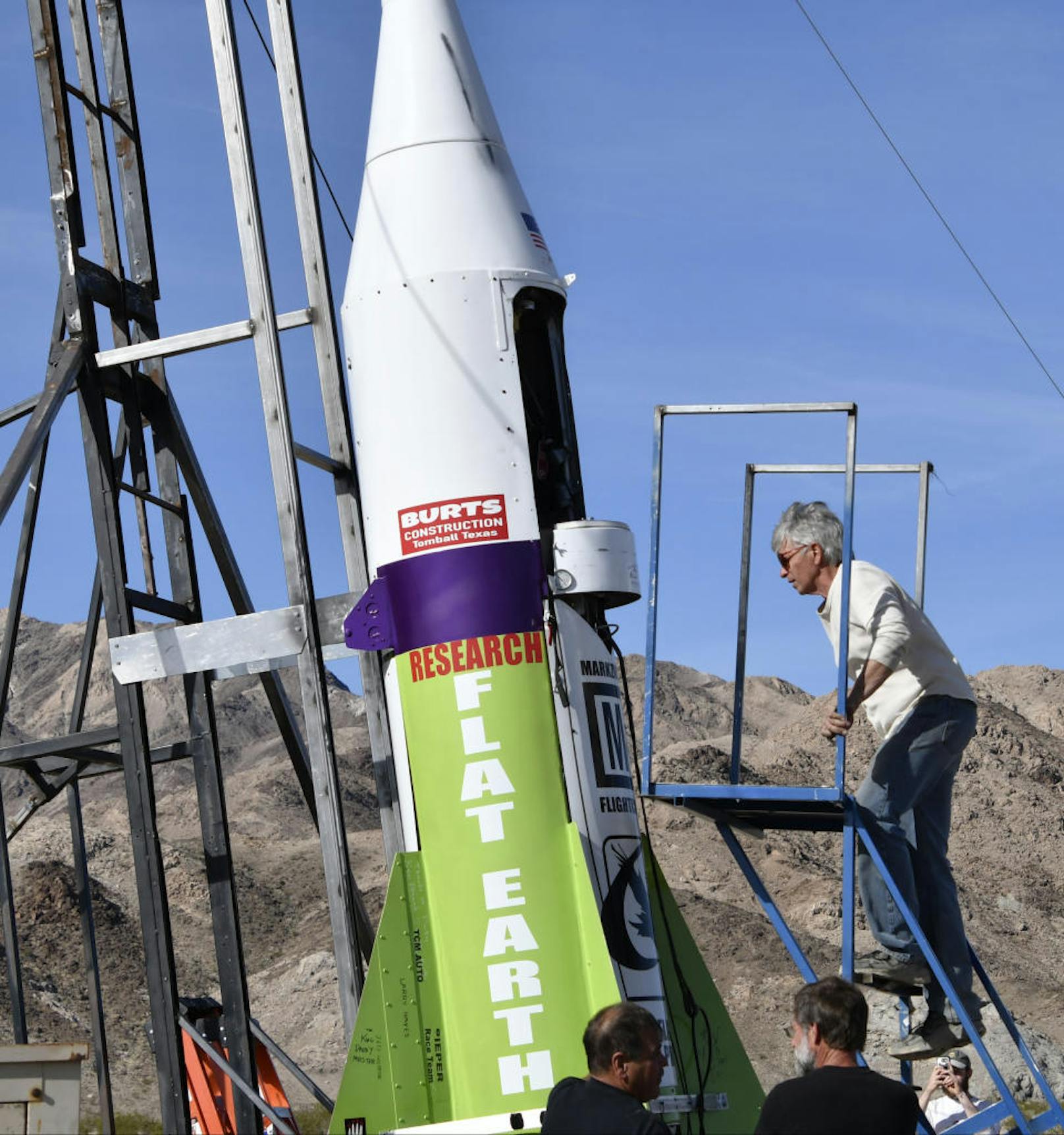 Hughes hob nach monatelangen Verzögerungen am Samstag über dem kleinen Ort Amboy in der kalifornischen Mojave-Wüste ab - mit einer selbstgebauten Rakete.