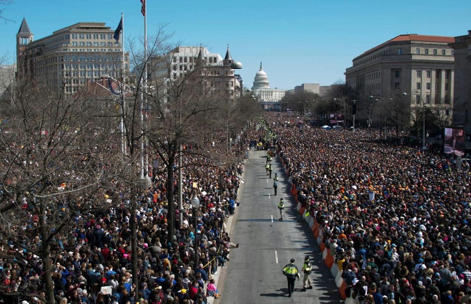 Die Pennsylvania Avenue vor dem Kapitol in Washington war ein Meer von Menschen und Transparenten.