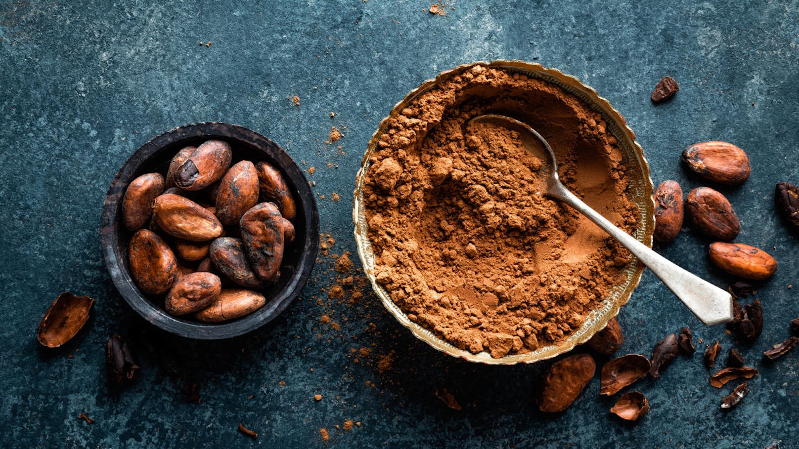 <b>Kakao: </b>Wissenschaftler der amerikanischen Clarkson-Universität fanden heraus, dass die Kombination aus Kakao und Kaffee sowohl die Durchblutung im Gehirn als auch die Konzentration steigert. Gleichzeitig soll Kakao die durch das Koffein herbeigeführte Nervosität reduzieren.