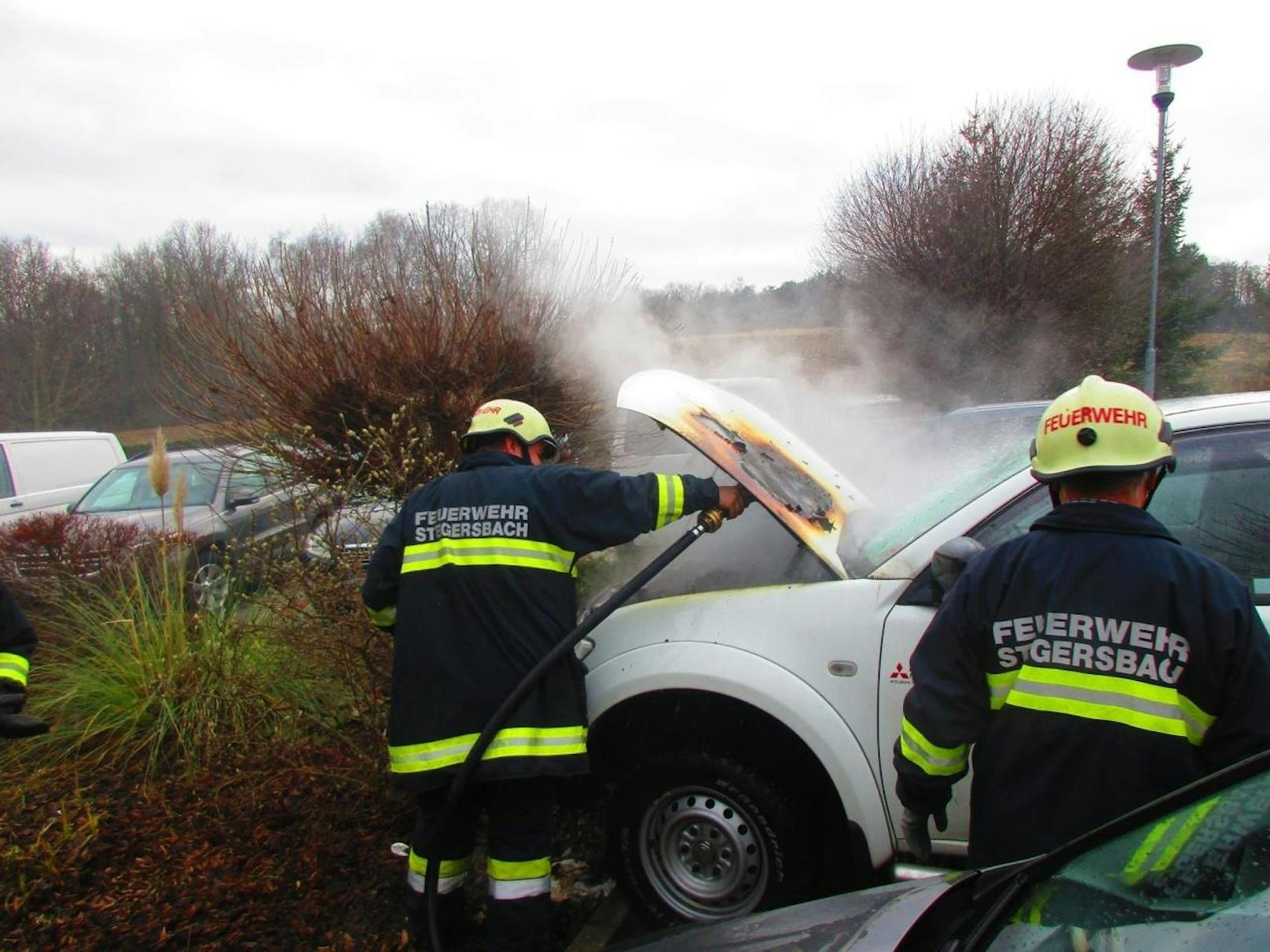 Auf dem Parkplatz eines Hotels bei der Therme Stegersbach geriet ein Mitsubishi aus vorerst unbekannter Ursache in Brand.