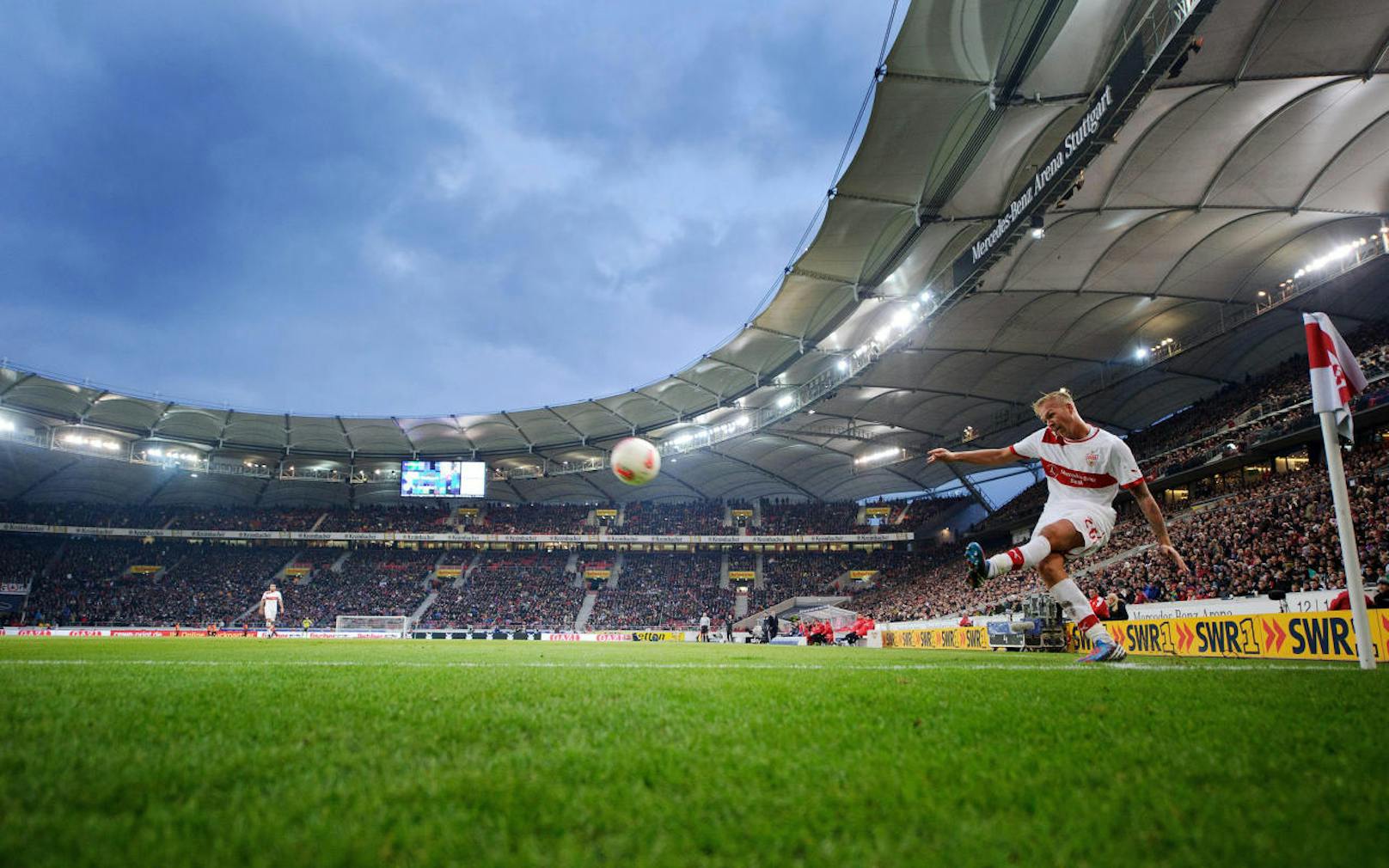 Auch in der Mercedes-Benz-Arena in Stuttgart wird 2024 gekickt. Aktuell passen 60.500 Fußball-Begeisterte hinein.