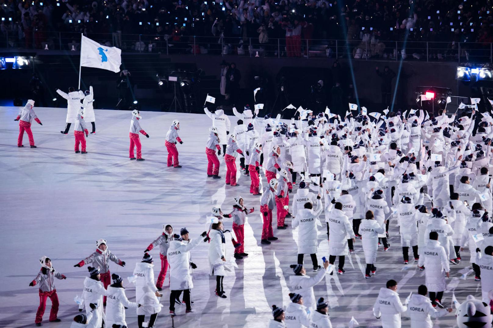 Nord- und Südkorea marschieren unter der gemeinsamen koreanischen Flagge ein. 