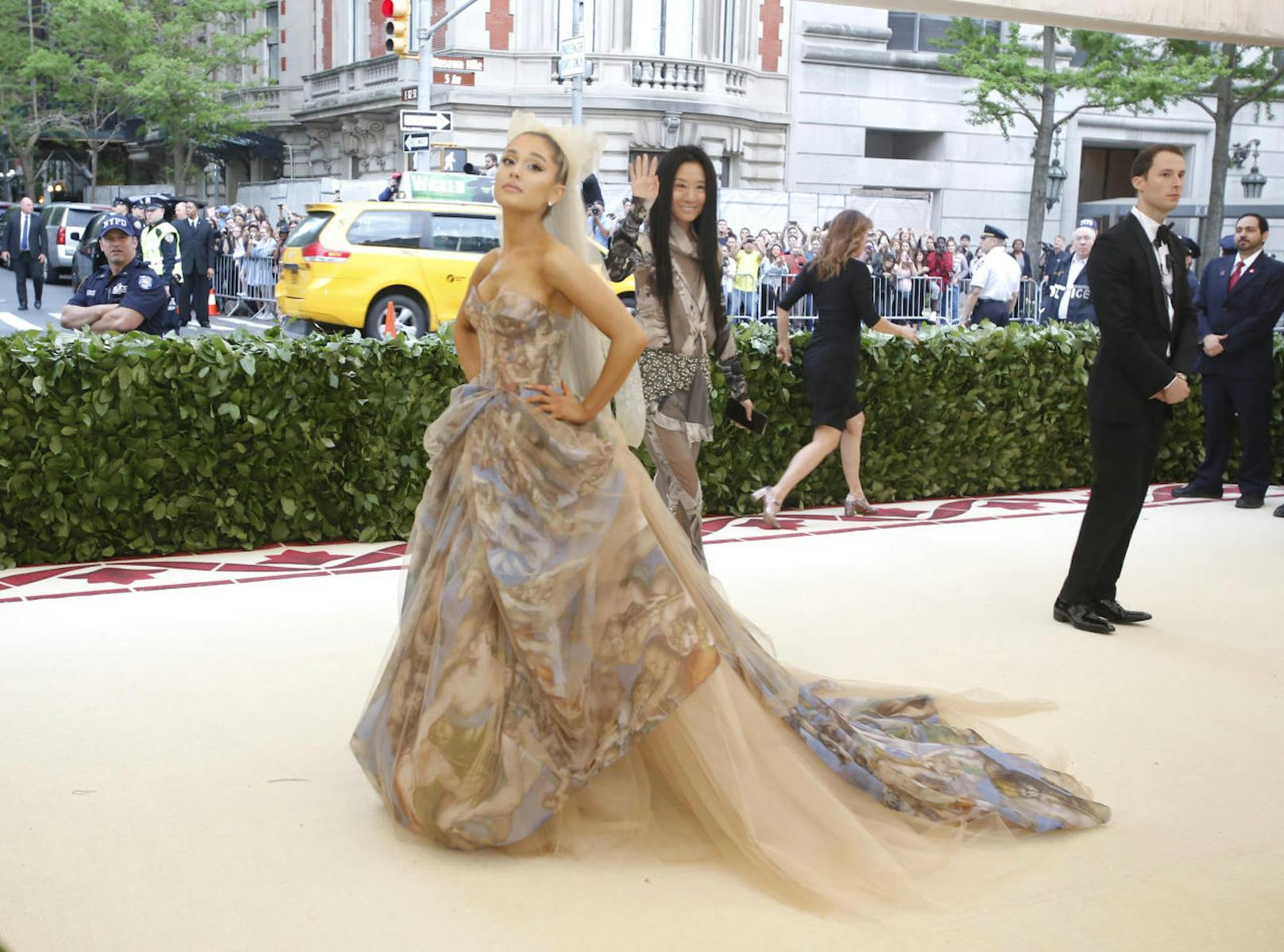 Ariana Grande trug mit einem ausladenden Kleid von Vera Wang Michelangelos "Das Jüngste Gericht" auf dem Körper.