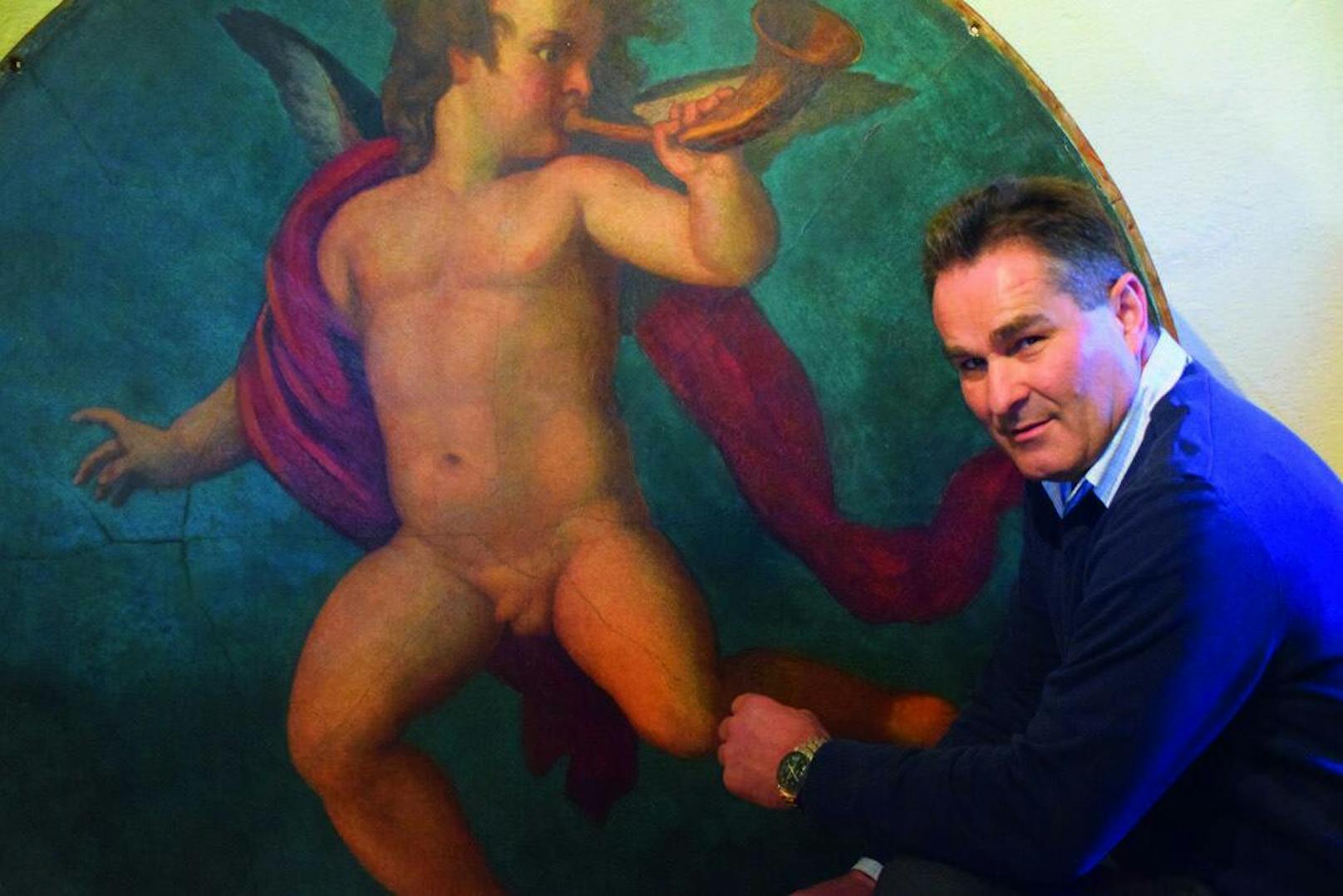 Josef Renz mit dem Gemälde "Trompetender Putto"