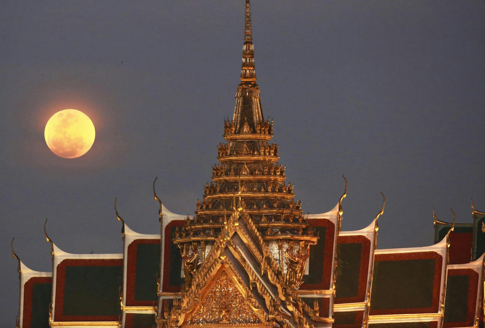 Einen majestätischen Anblick erlebten Besucher des Großen Palastes von Bangkok.