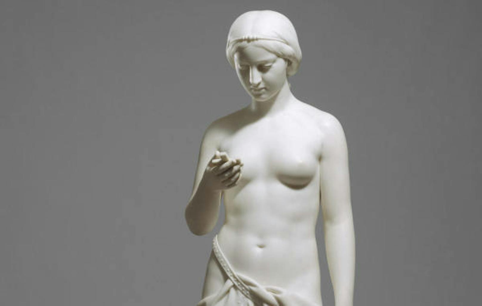 Was sehen Sie, wenn Sie diese Statue aus dem Jahr 1856 anschauen? Viele Leute glauben, dass die hier abgebildete Frau ein Handy in der Hand hält.