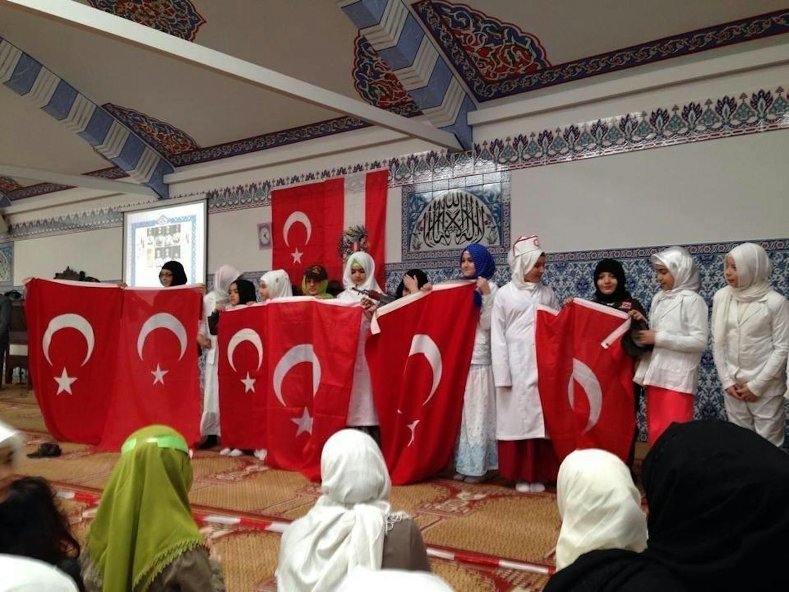 Mädchen mit türkischer Fahne und Kopftüchern.