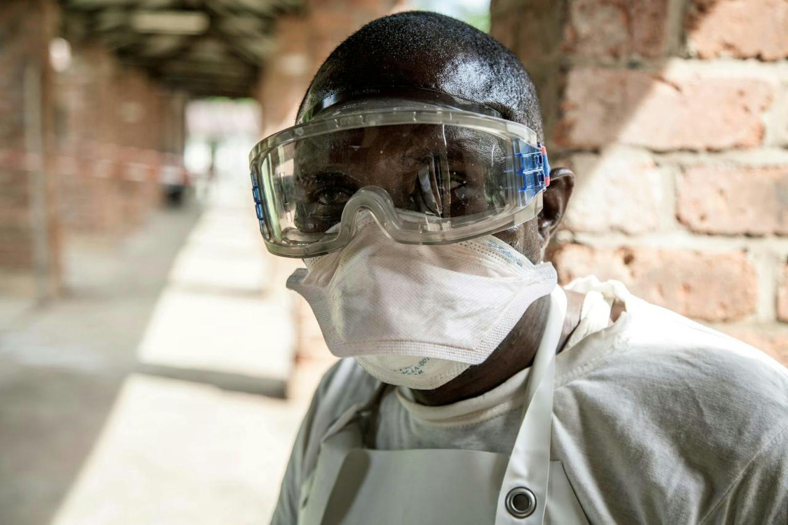 Ein Helfer mit Schutzmaske: Das lebensgefährliche Ebola-Virus hat in der Demokratischen Republik Kongo nun auch eine Millionenstadt erreicht.