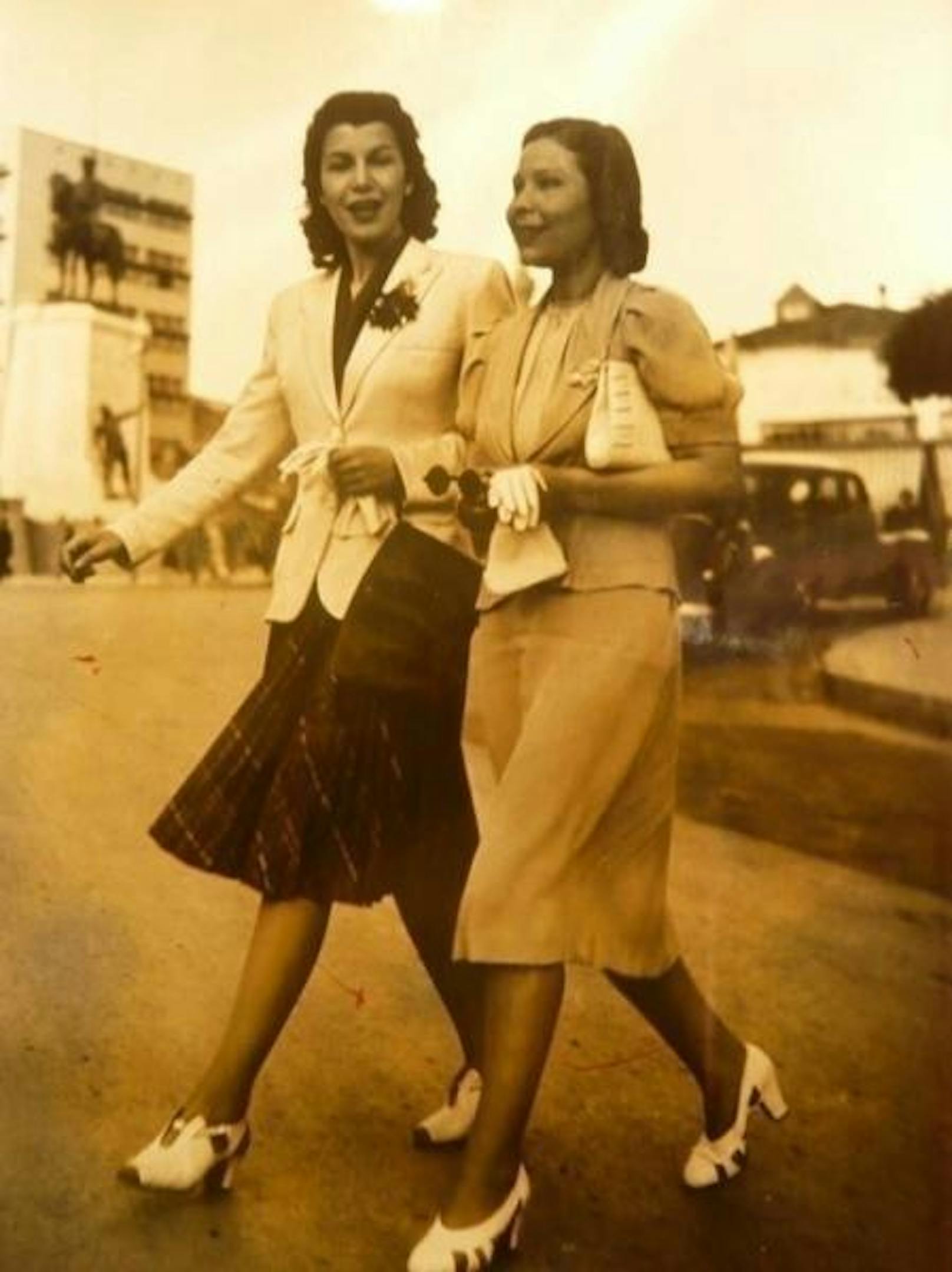 Zwei junge Frauen flanieren in den späten 1930er-Jahren in Ankara über den Ulus-Platz.