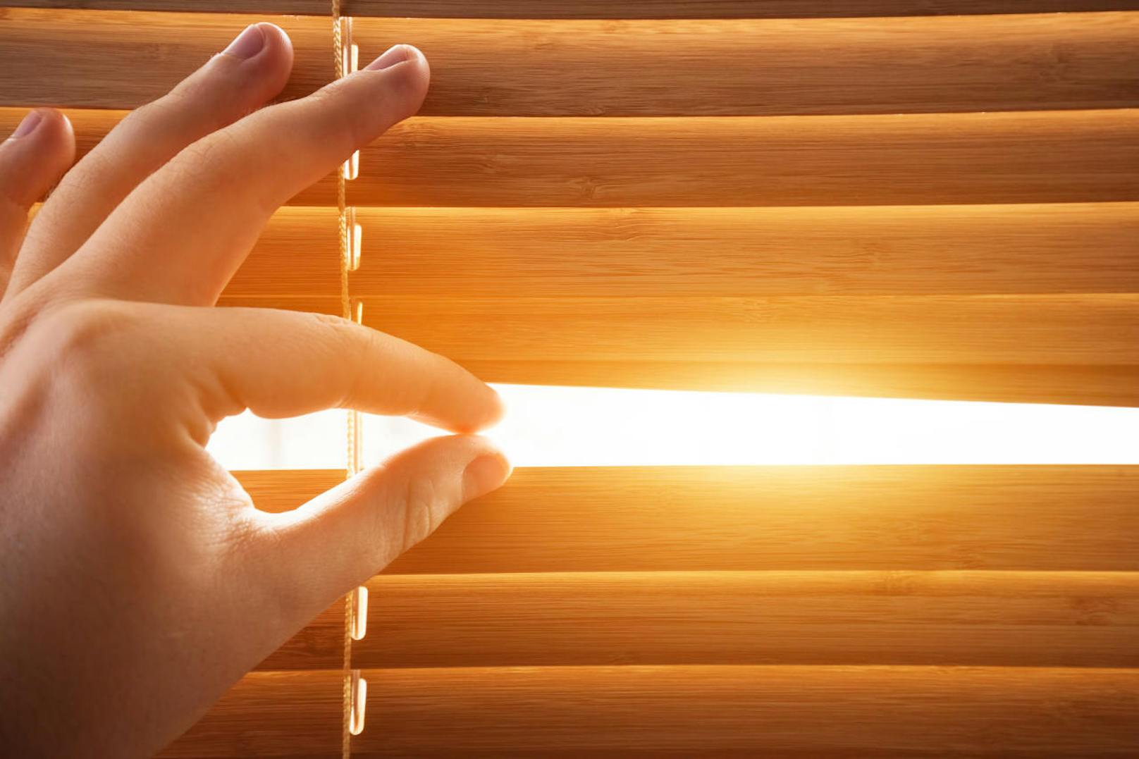 Die <b>Fenster sollten Sie nur am Morgen aufreißen</b>, wenn es draußen noch nicht allzu heiß ist. Danach sollten Sie die Fenster geschlossen halten und <b>das Schlafzimmer verdunkeln</b>. So kann es sich tagsüber nicht durch einfallende Sonnenstrahlen aufheizen.