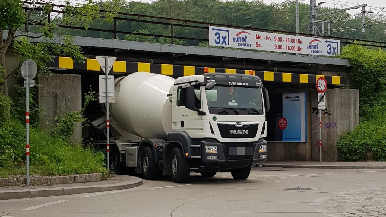 Verzwickte Lage: Ein Betonmischer blieb stecken, dann musste die Feuerwehr aushelfen.