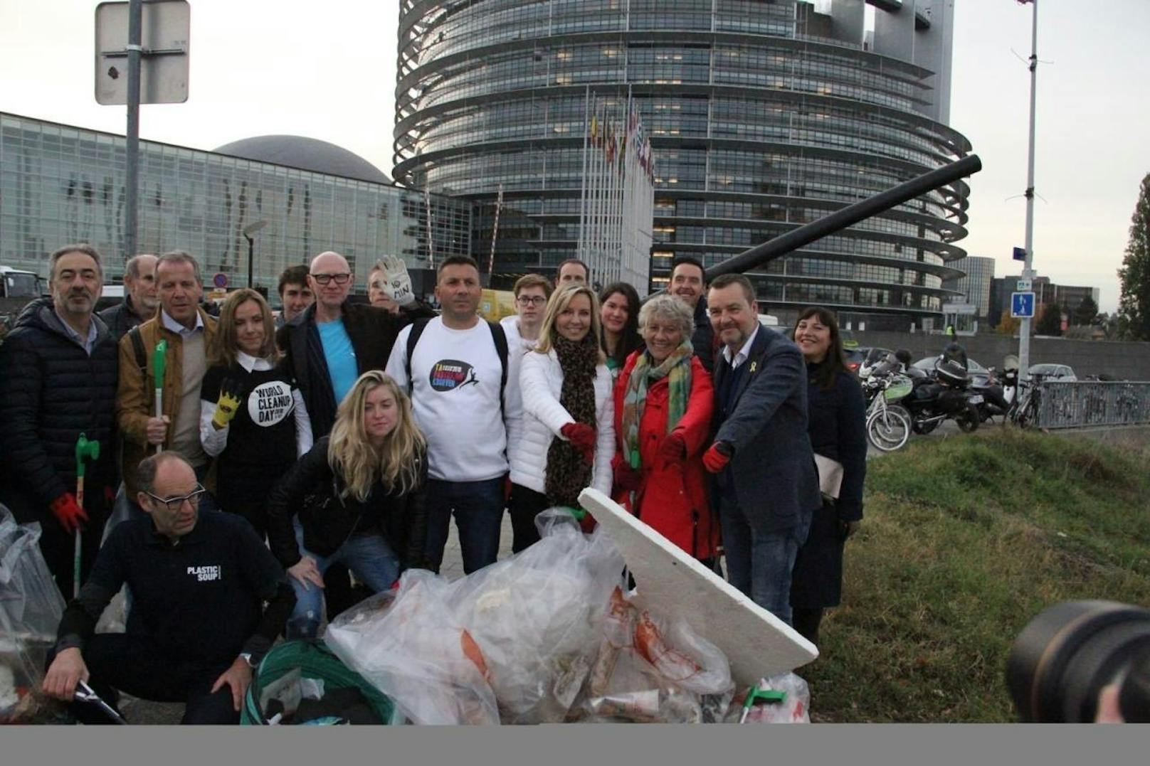 Am Dienstag schlossen sich 30 Mitglieder und Angestellte des Europaparlaments einer Müll-Sammelaktion der Bewegung "World Cleanup Day" in Straßburg an.