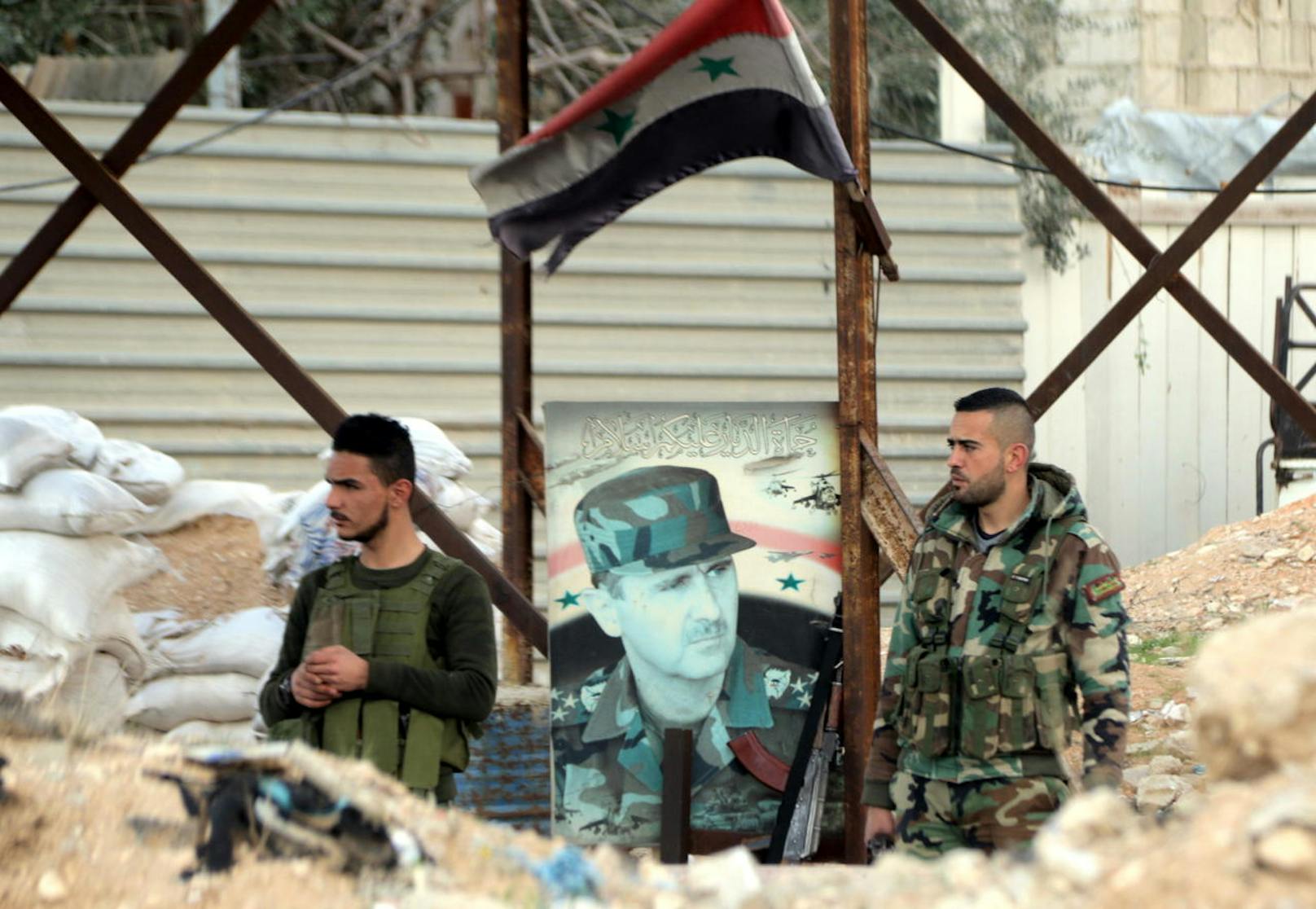 Syrische Soldaten bemannen einen Checkpoint an einem der offiziellen Fluchtkorridore aus Ost-Ghouta.