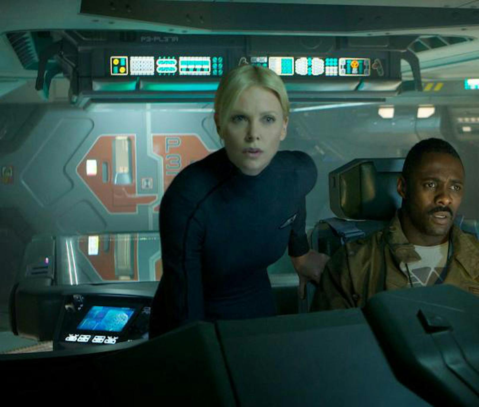 Charlize Theron (li.) und Idris Elba in "Prometheus"