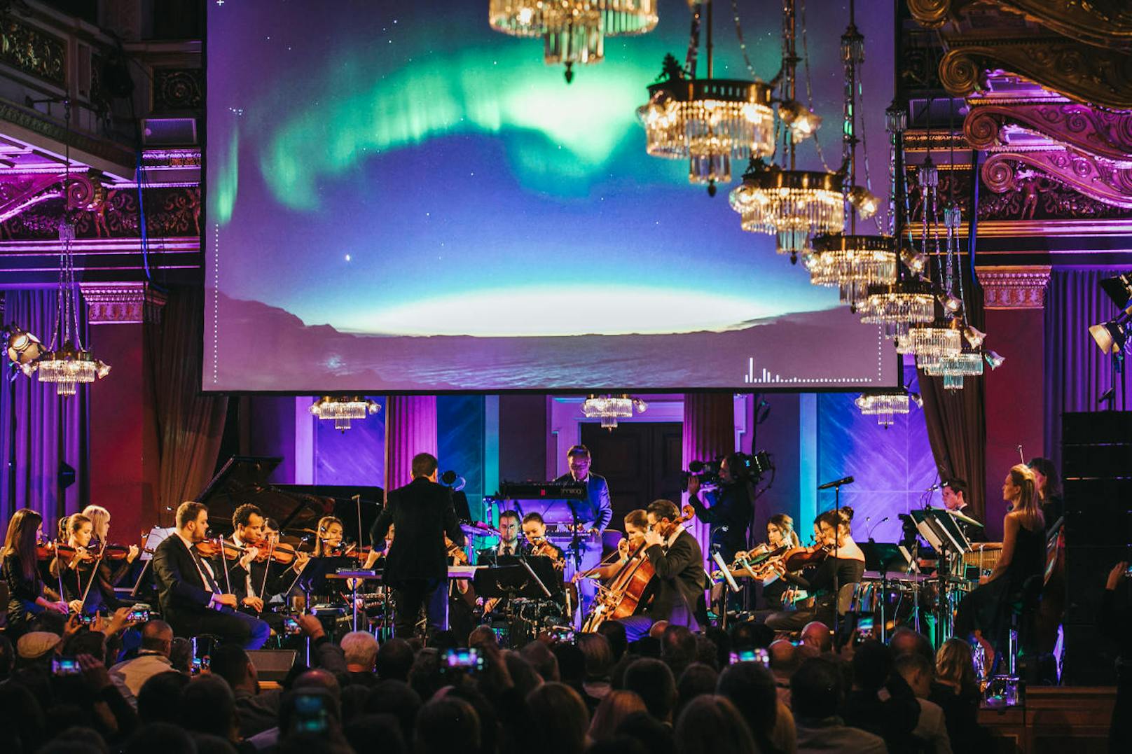 Mit der Frage "Wie klingen die Nordlichter?" begann die audio-visuelle KI-gesteuerte Live-Performance im Brahmssaal des Wiener Musikvereins.