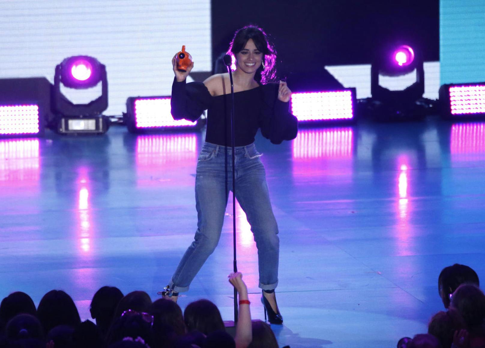 Camila Cabello wurde als "Favorite Breakout Artist" geehrt und blieb sauber 