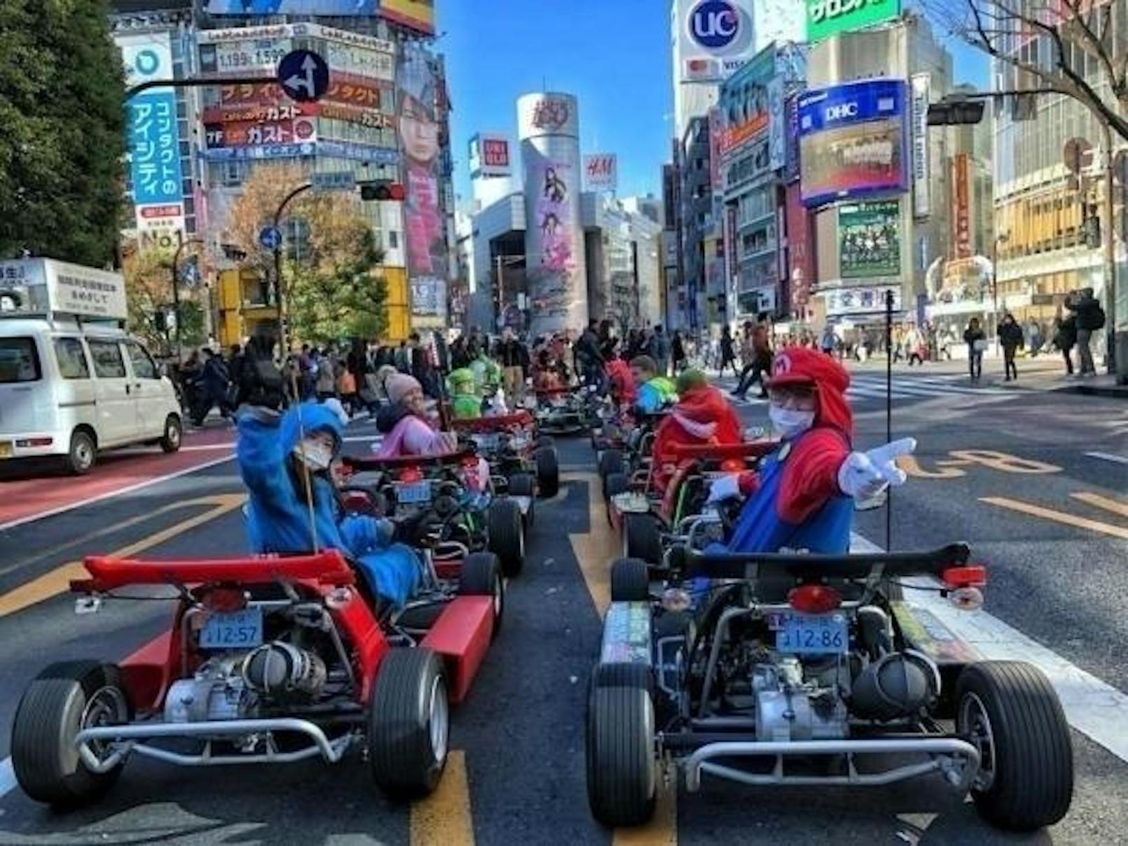 Menschen, die sich als Mario oder Luigi verkleiden und in Gokarts durch die Straßen sausen, sind in Tokio ein alltäglicher Anblick. Vielleicht aber nicht mehr lange, denn nach verschiedenen Unfällen soll die Aktivität nun verboten werden. Die Karts werden von einer in Tokio ansässigen Firma namens MariCar betrieben. Die Firma befindet sich zudem in einem Rechtsstreit um geistiges Eigentum mit Nintendo, dem Erfinder der "Mario Kart"-Reihe.