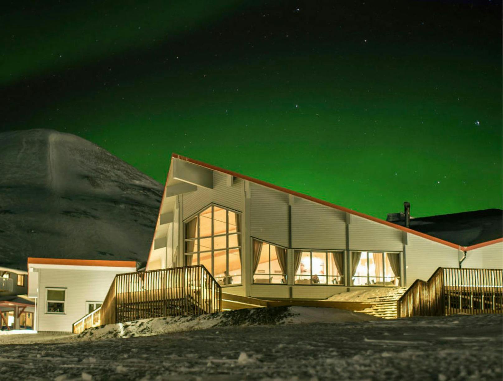 Natürlich darf in dieser Liste auch das nördlichste Hotel der Welt nicht fehlen. Im Radisson Blu Polar Hotel in Longyearbyen auf Spitzbergen kann man die Nordlichter beim Nachtessen durch die riesigen Fenster des Restaurants beobachten. <a href="https://www.radissonblu.com/en/hotel-spitsbergen">www.radissonblu.com</a>