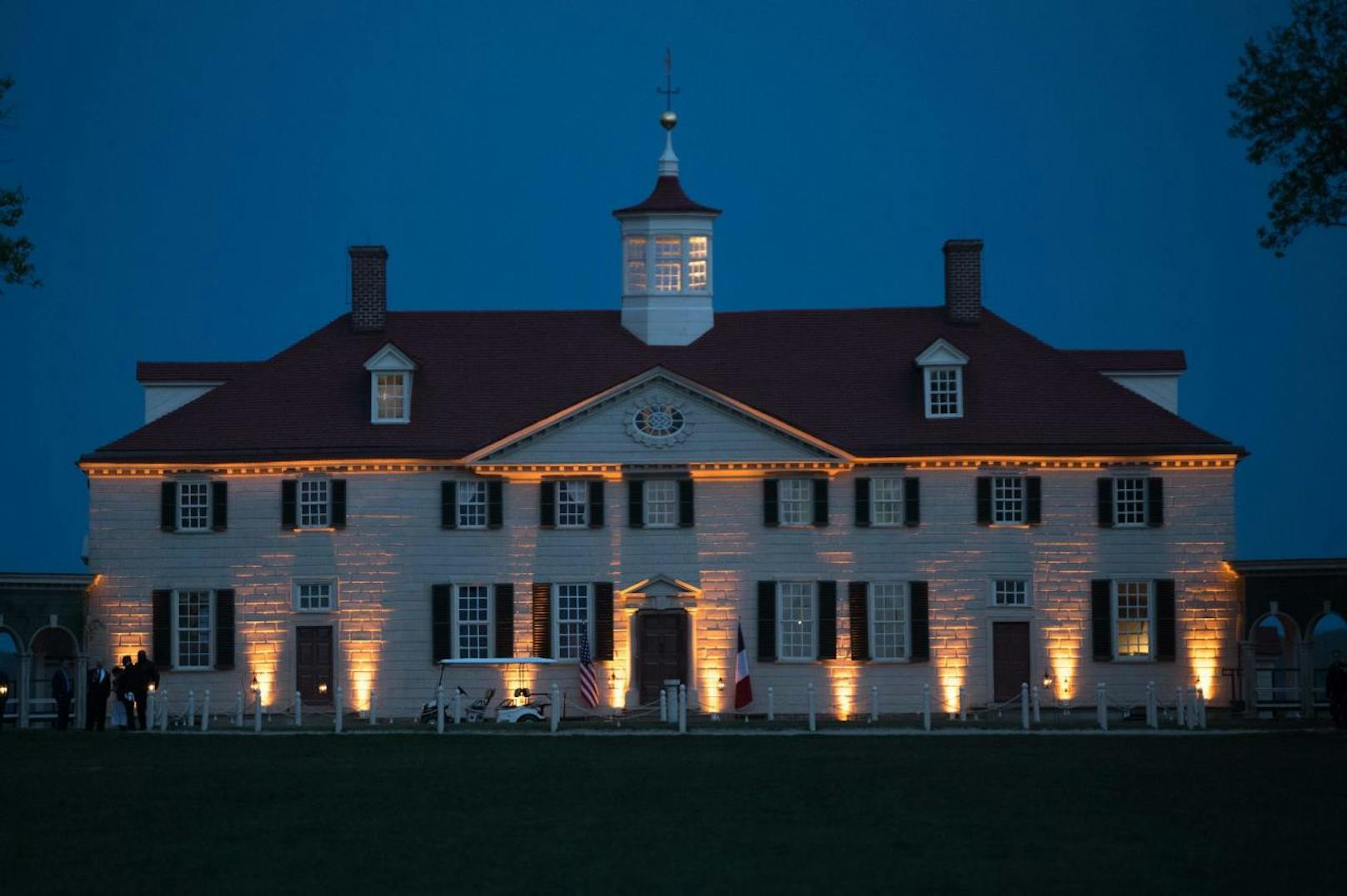 Nach einem als privat deklarierten Abendessen auf Mount Vernon - dem Anwesen des ersten US-Präsidenten George Washington - sind am Dienstag Gespräche vorgesehen.