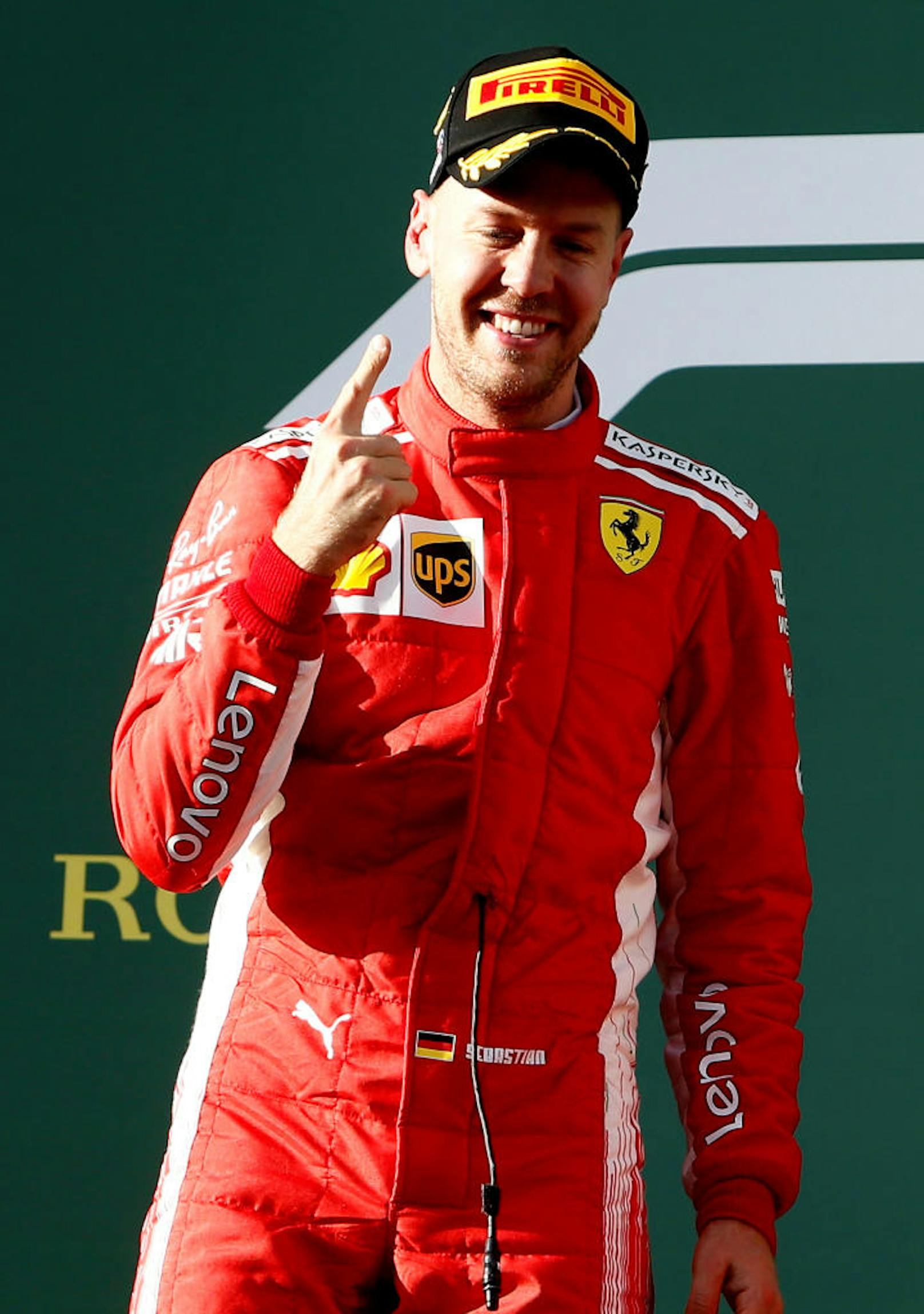 Der Vettel-Finger durfte freilich nicht fehlen.