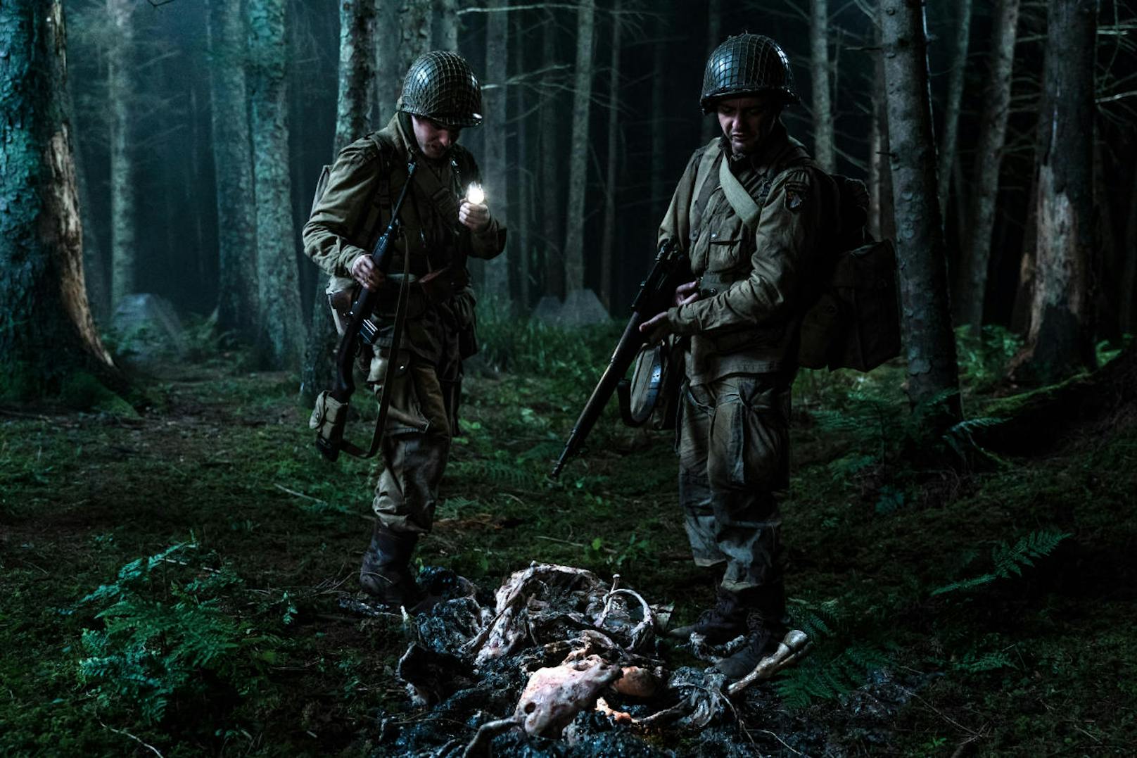 Von links: Iain de Caestecker als Chase und John Magaro als Tibbet in "Operation: Overlord"