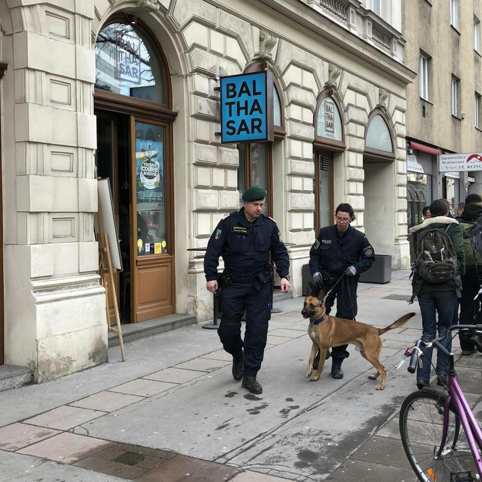 Die Polizei ermittelt noch, ob es sich bei dem Verdächtigen auch um den Täter von der Praterstraße handelt.
