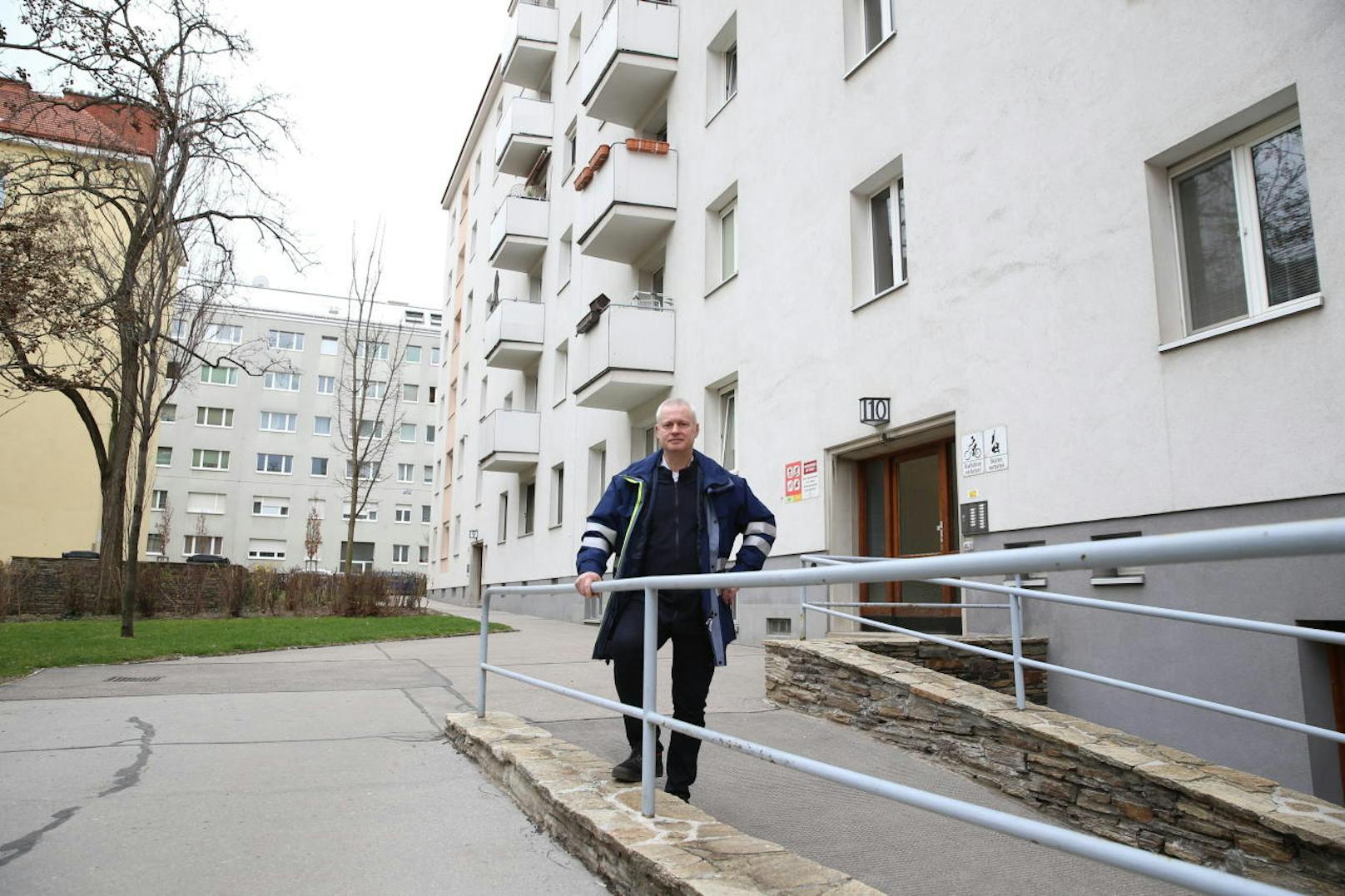 Als "gute Seele im Gemeindebau" kümmert sich Günter Spirek seit Jänner 2000 um sieben Stiegen und 150 Mieter.
