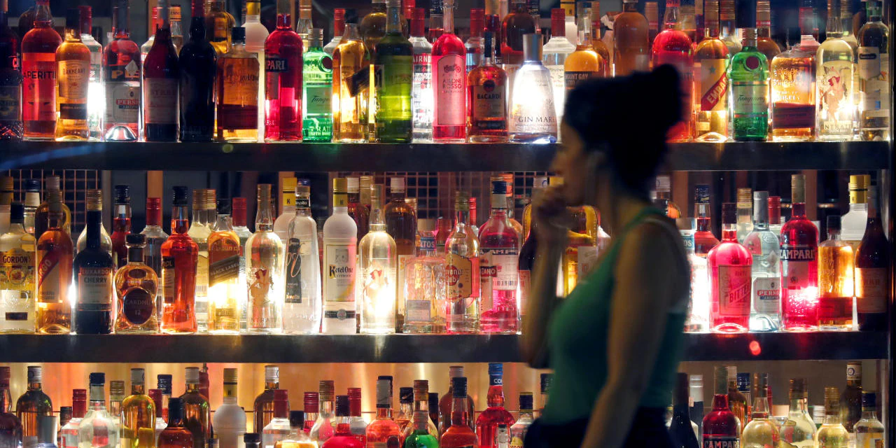 Die Forscher vermuten, dass etwas Alkohol angstlösend wirkt, was dazu führt, dass man unter dessen Einfluss unbeschwerter an Gespräche in einer anderen Sprache herangeht. Doch sie warnen auch davor, die Wirkung zu überschätzen.