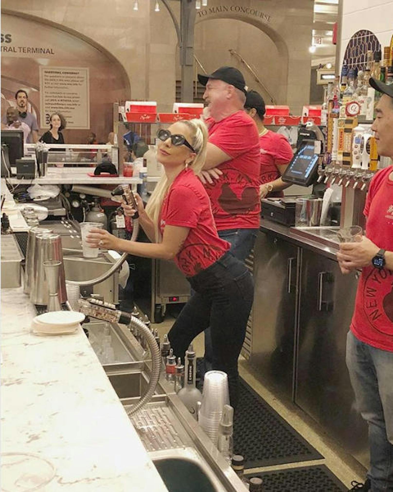15.07.2018: Die neue Praktikantin der "Art Bird & Whiskey Bar" in der Grand Central Station in New York hilft ihrem Papa, dem Besitzer. Ihr Name ist Stefani, ihr Papa heißt Joseph Germanotta. Was daran besonders ist? Sie ist im Nebenberuf Superstar und als Lady Gaga bekannt. Die Werbewirkung ihren Vater ist unbezahlbar. 