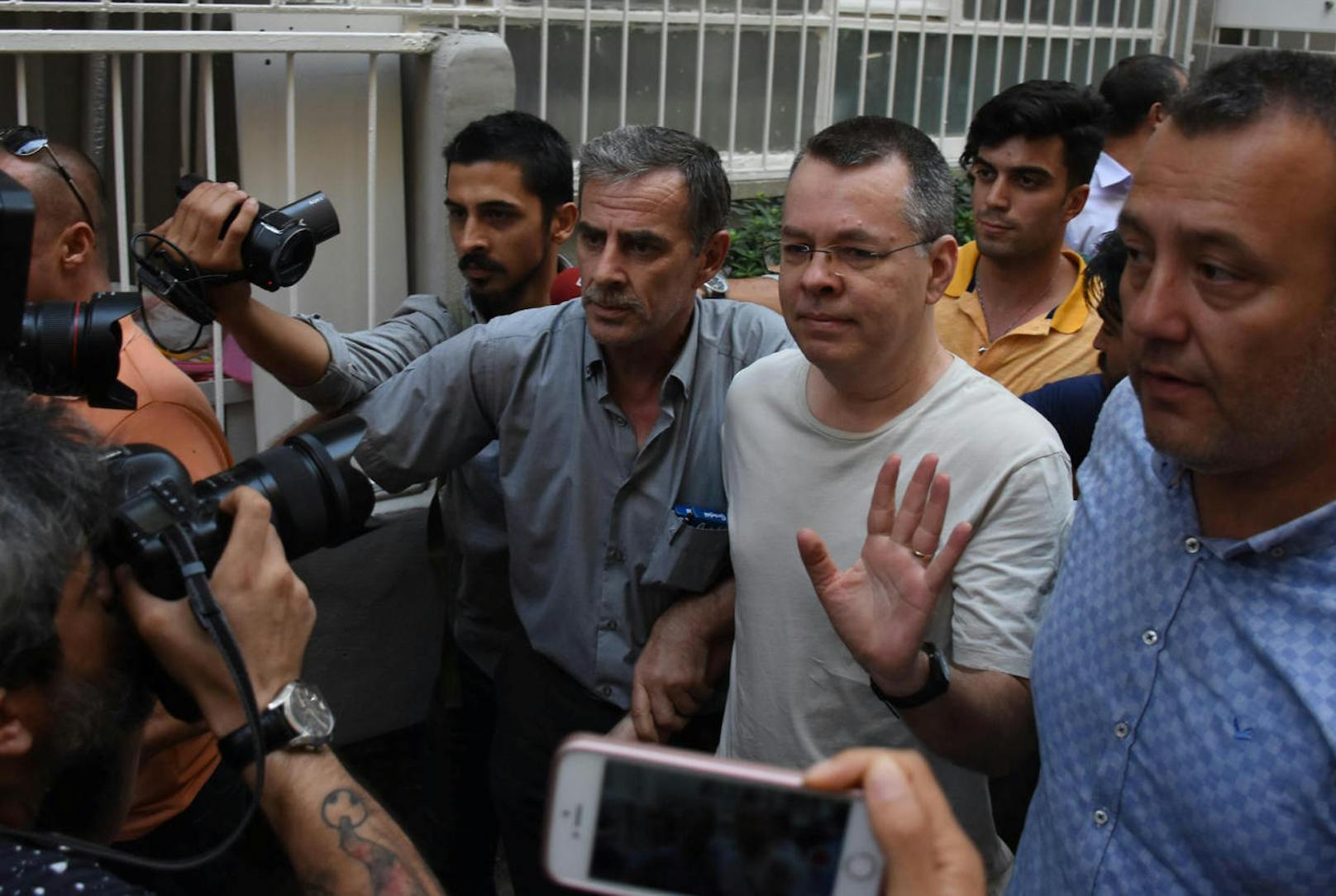 Die USA fordern die Freilassung des in der Türkei unter Hausarrest stehenden US-Pastors Andrew Brunson (Mitte). Erdogan wiederum fordert von den USA, den türkischen Prediger Fethullah Gülen auszuliefern.