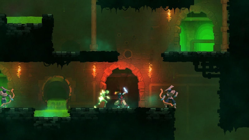 Schon beim Start ist Dead Cells ein wenig anders als andere Videospiele. Statt als kerniger Abenteurer oder auch nur entkommener Straftäter durch die Welt zu streifen, spielt man einen Zellhaufen, der die Kadaver gestorbener Menschen übernehmen kann. In gewisser Weise läuft man also als Zombie durchs Spiel.