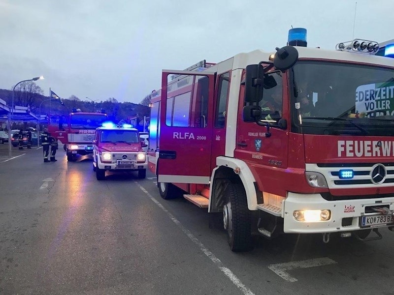 Das Kühlgas strömte unkontrolliert aus, die Florianis evakuierten angrenzende Bereiche und dämmten die Gefahr ein.