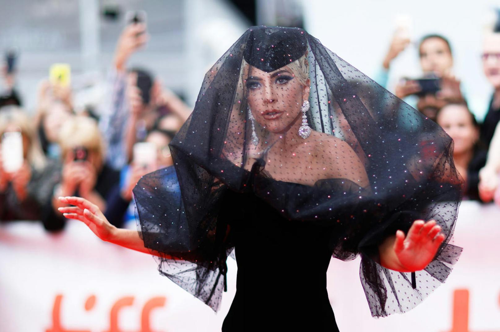 10.09.2018: Lady Gaga zeigte sich bei der Premiere von "A Star is Born" beim "Toronto Film Festival" als schwarze Witwe.