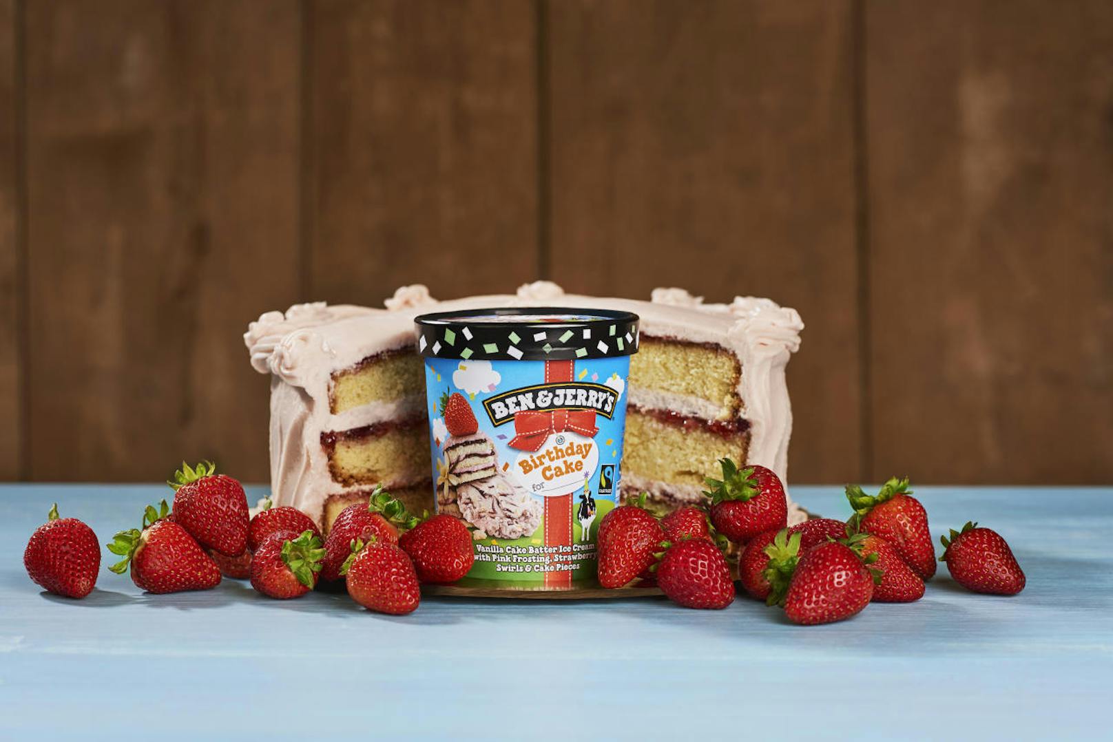 Vanille-Eiscreme mit Kuchenteig, durchzogen von einem pinken Frostingswirl, einem Erdbeerswirl und Kuchenstückchen ? das steckt im "Birthday Cake".