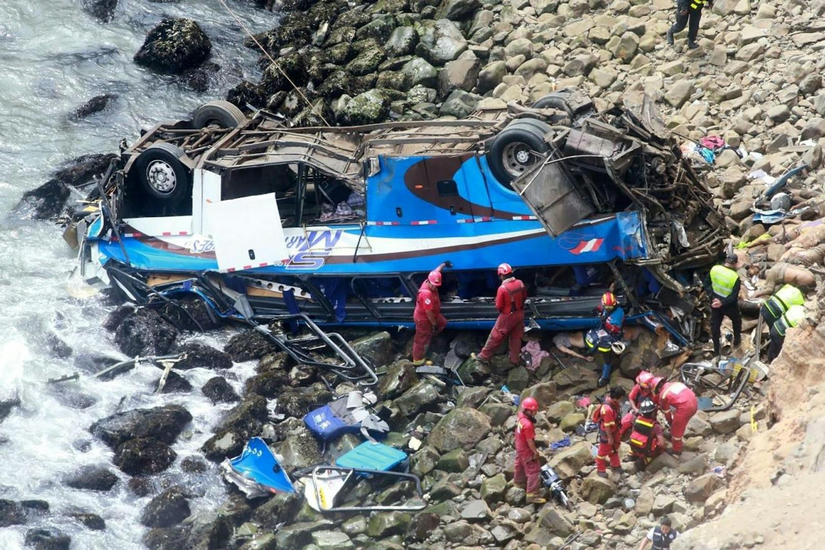 Dutzende Todesopfer: Der Bus ist in Pasamayo, rund 70 Kilometer nördlich der peruanischen Hauptstadt Lima, verunglückt.